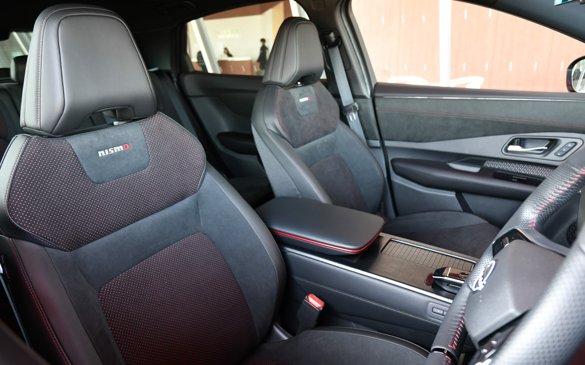 インテリアは黒基調でレッドアクセントを配したデザイン。NISMOロゴ入りの専用シートも採用する