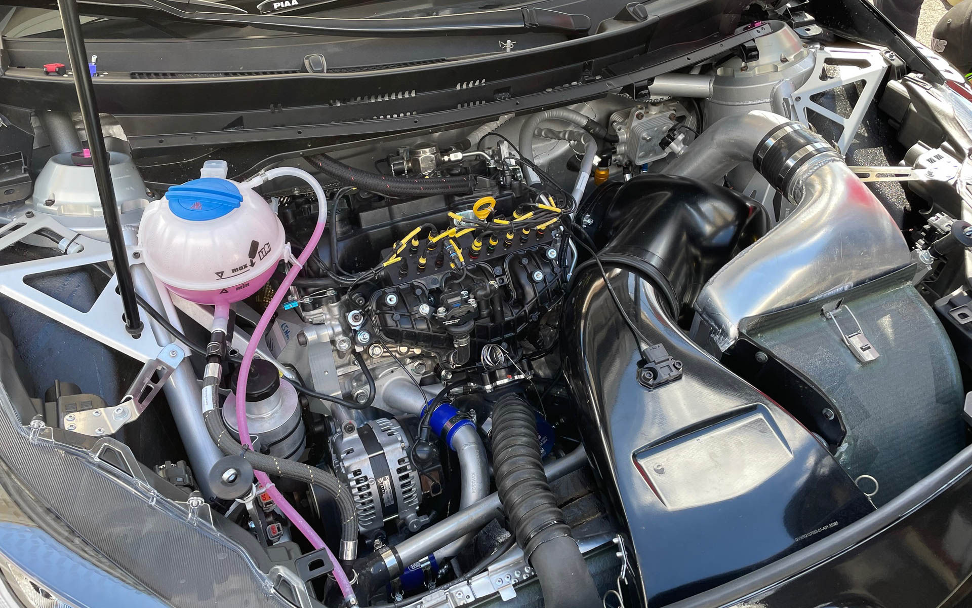 GRヤリス・ラリー2のエンジンルーム。シンプルにまとめられていた