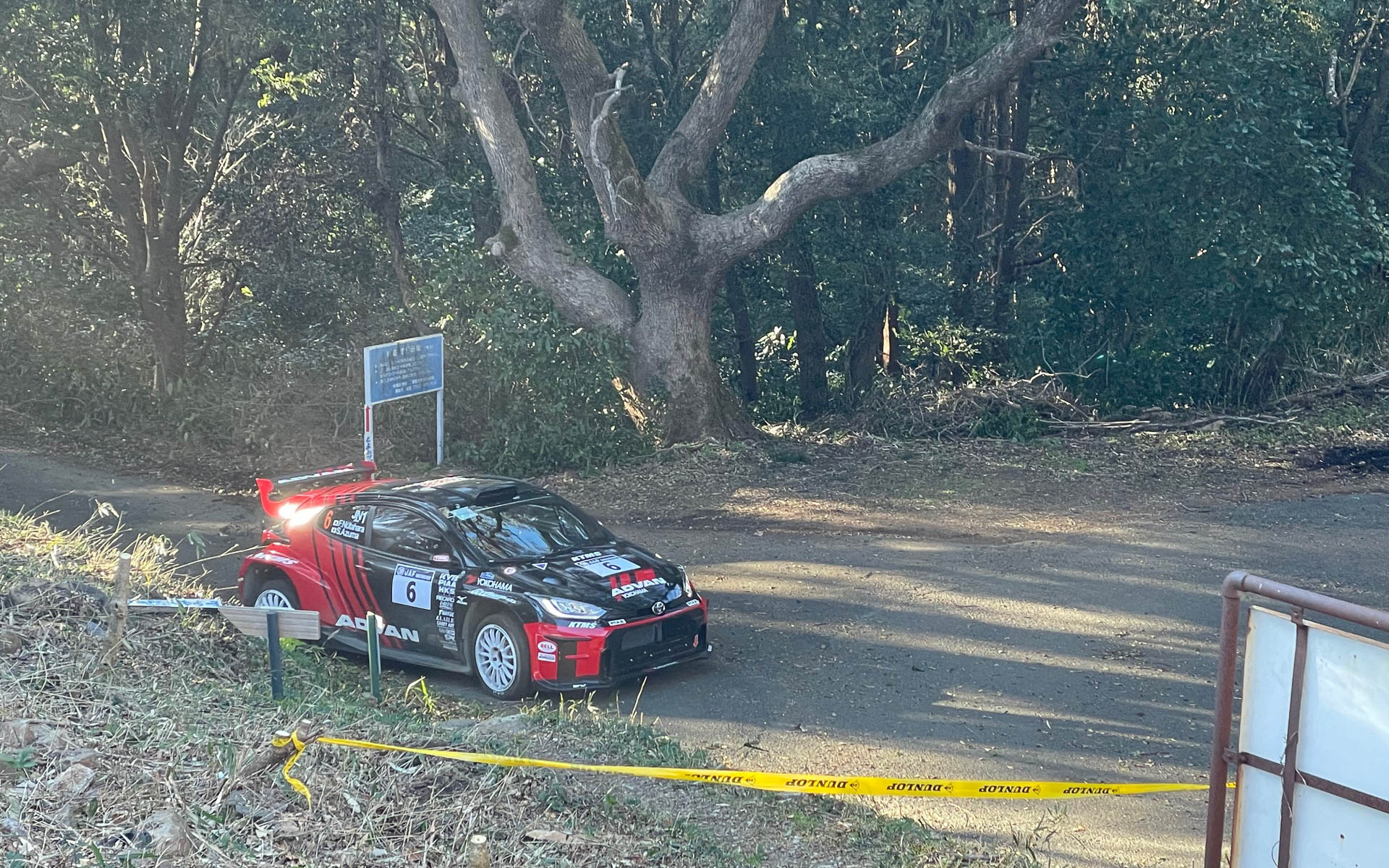 珍しくコースアウトしそうになる奴田原選手のラリー2。エスケープゾーンで難を逃れた