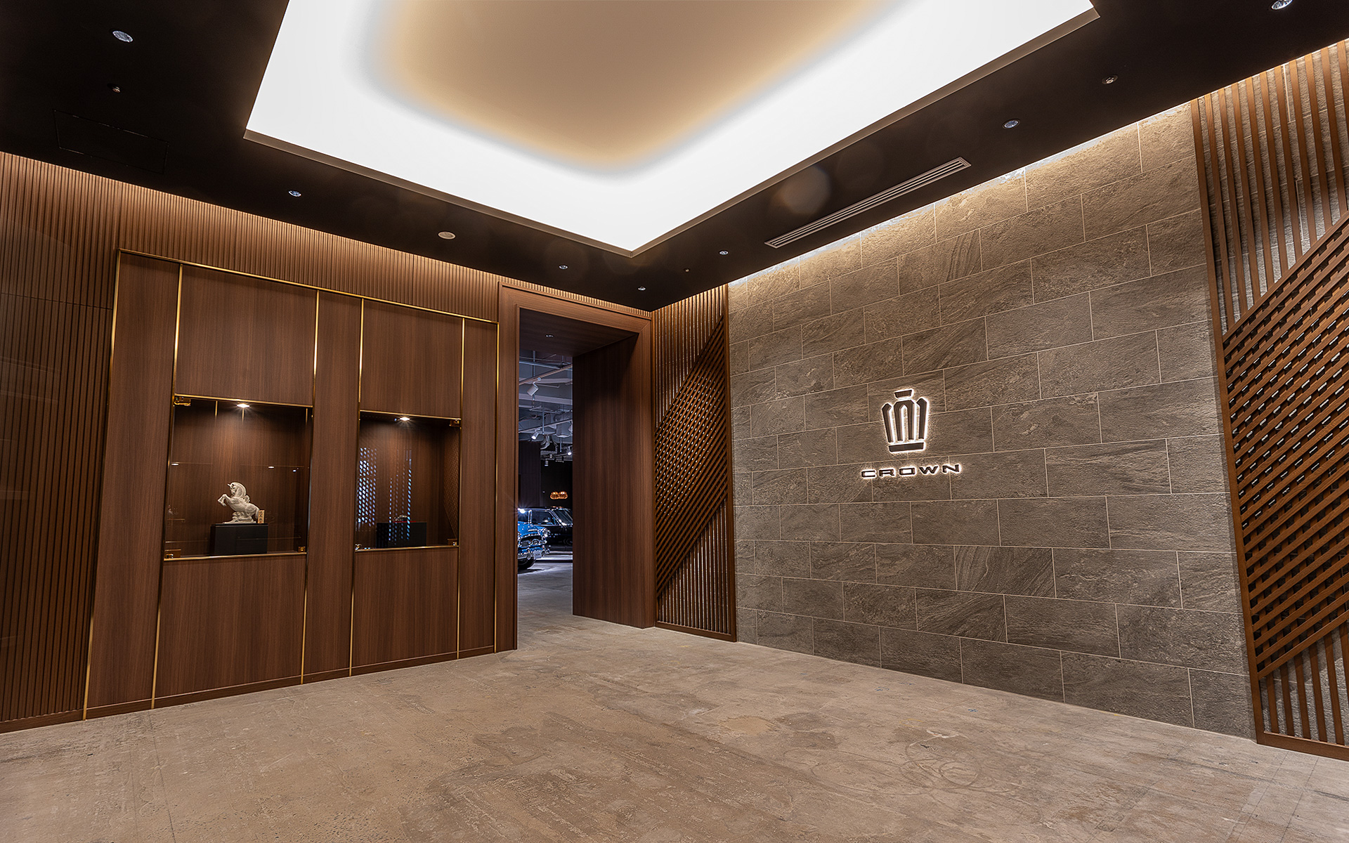 THE CROWN 福岡天神の扉を入ってすぐにあるホール。和のテイストを持つモダンなデザイン