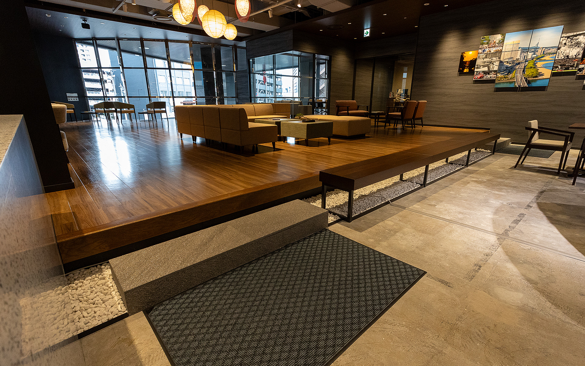 小上がりや縁側をイメージした内装デザイン