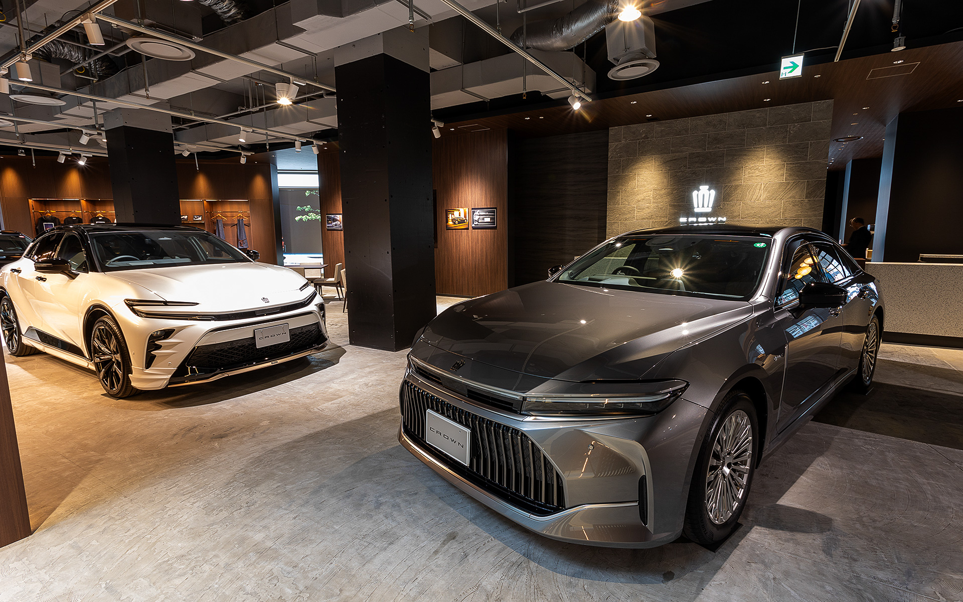 取材時の店内にはセダン（FCEV）、クロスオーバー、スポーツが展示されていた