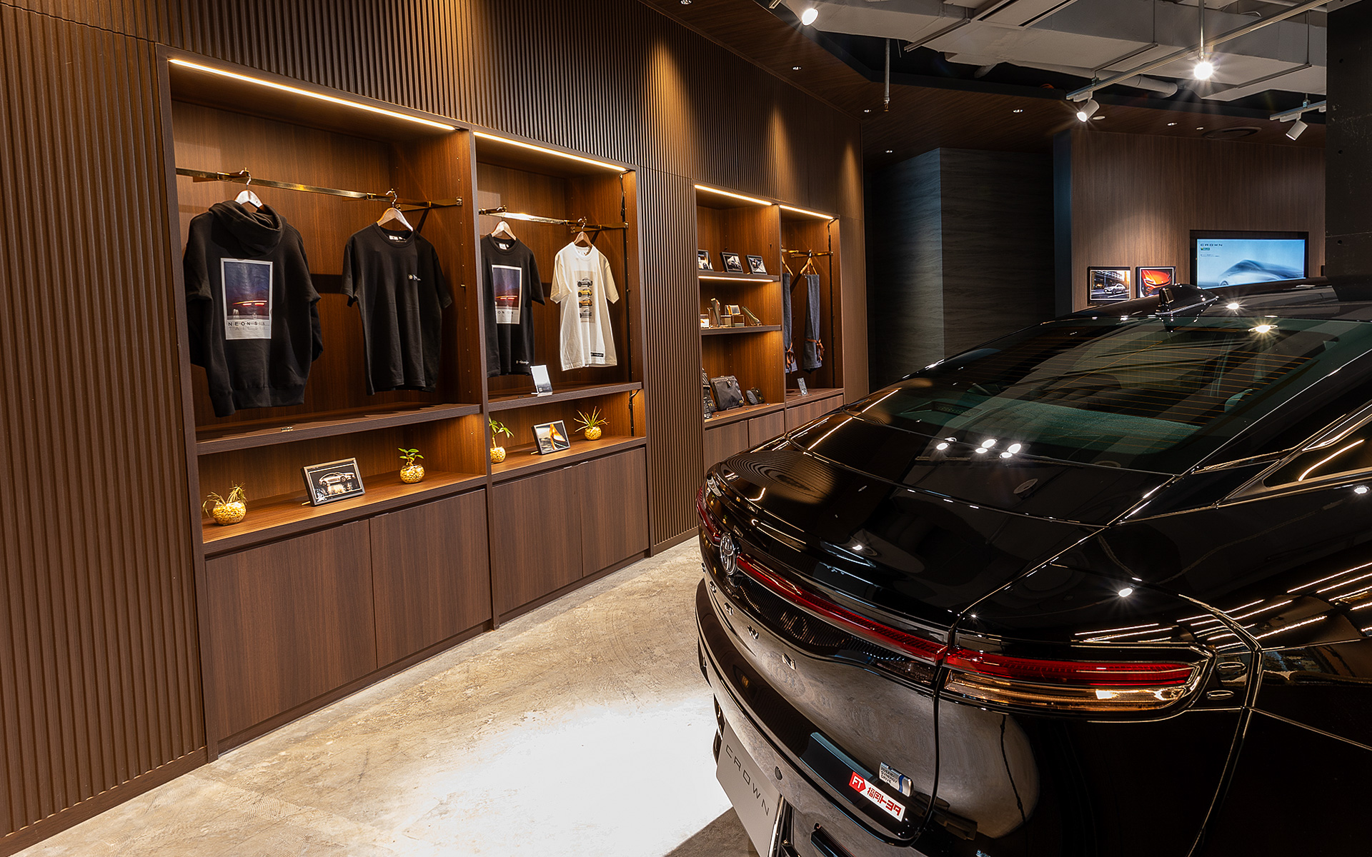 クラウンのオリジナルグッズ「THE CROWN COLLECTION」を展示販売するコーナーもある