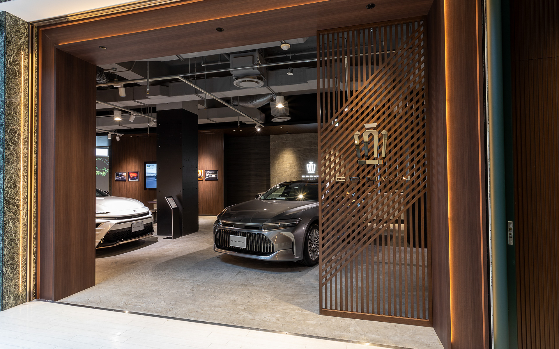 入口はもう1つある。下の階は高級家具ブランド「カッシーナ・イクスシー福岡店」が入り、そこからも「THE CROWN 福岡天神」へアクセスできる