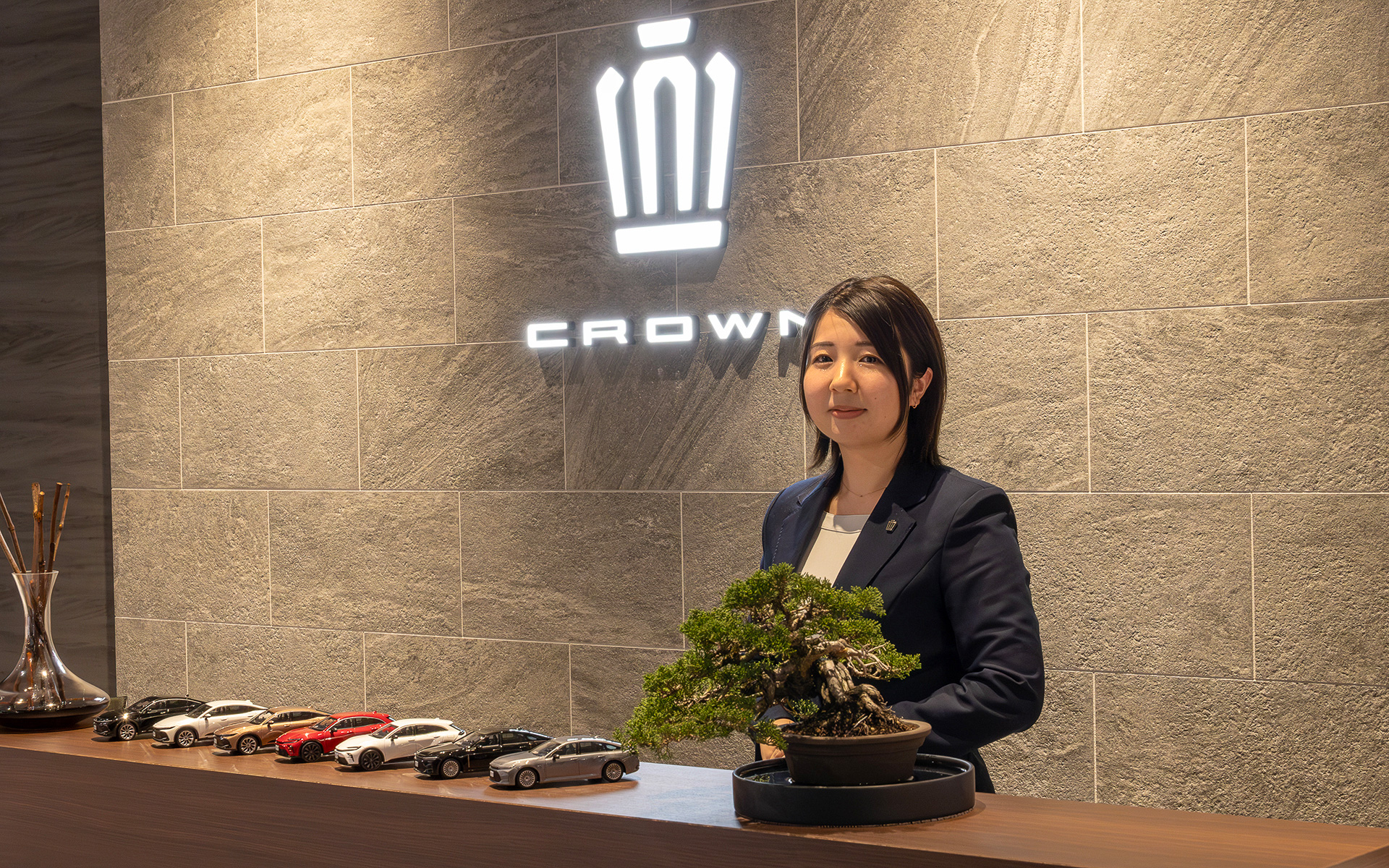 西日本唯一となる「THE CROWN 福岡天神」について、福岡トヨタ株式会社 THE CROWN 福岡天神 営業スタッフ 中野氏に、さまざまなことをうかがった。クルマでの来店だけでなく、福岡の中心地である天神に位置することから公共交通機関での来店も容易。天神へ買い物に来た人の来店も多いと、中野氏はいう