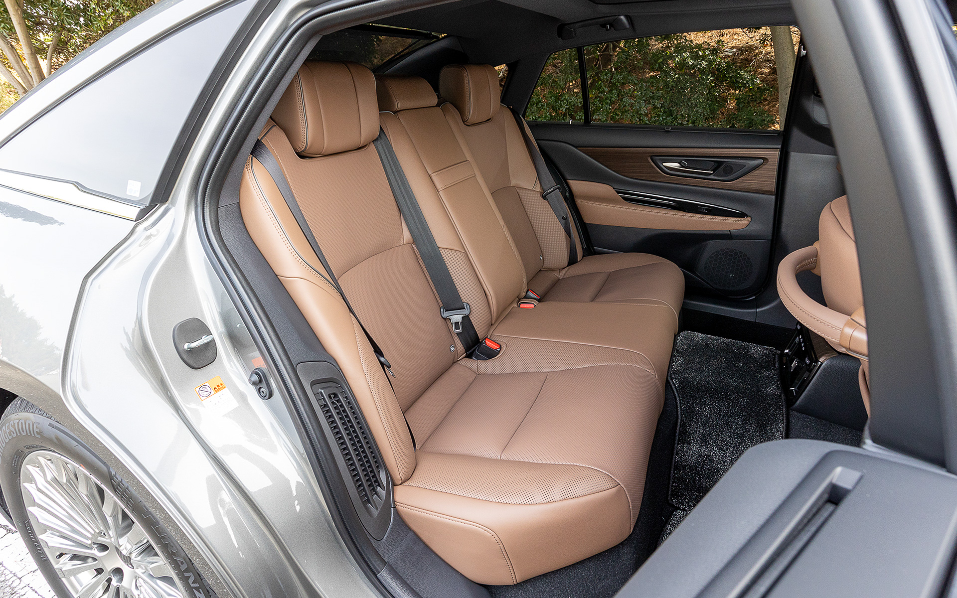 新型クラウンではショーファーカーとしてリアシートの居住性を重視、ゲストを迎えるリアシートの乗り心地にも配慮している