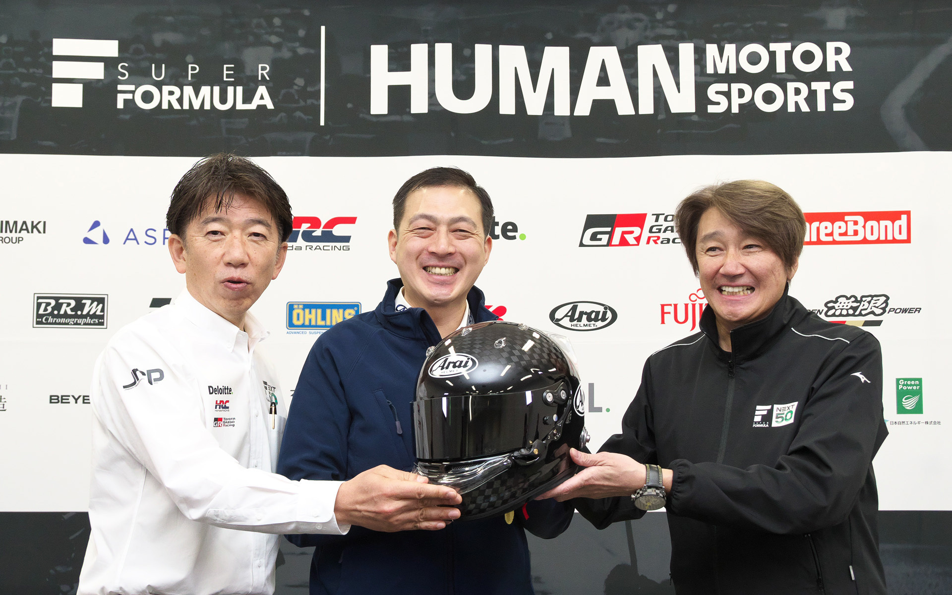 今シーズンからカーボンヘルメットを供給する株式会社アライヘルメット 取締役副社長 新井章仁氏を囲んで記者会見