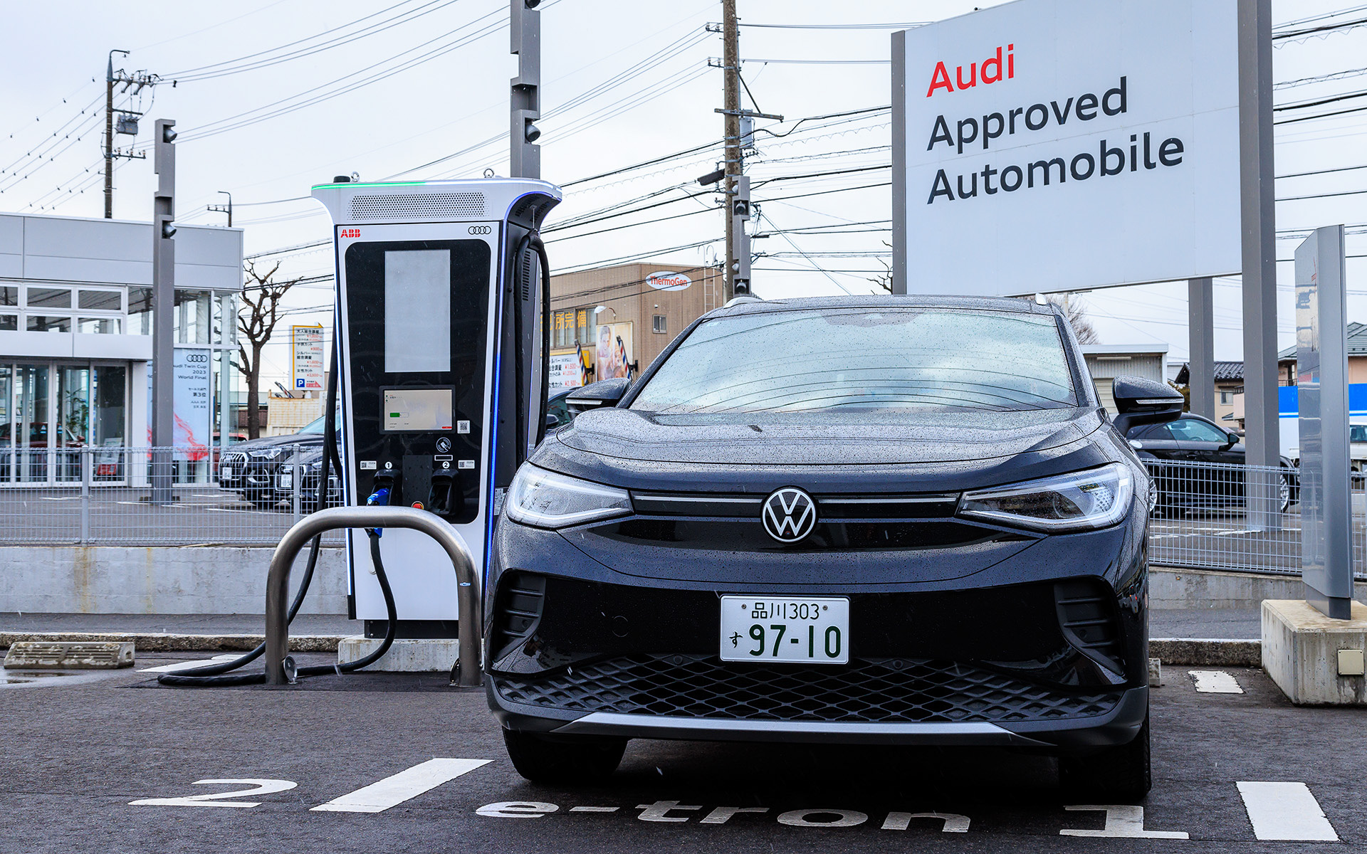 フォルクスワーゲンでは2022年11月のID.4導入に伴い、日本国内で急速充電器のネットワーク拡充を促進する「プレミアム チャージング アライアンス（Premium Charging Alliance）」へ加盟し、サービスを開始。フォルクスワーゲン、アウディ、ポルシェによる充電サービスの拠点において、利用時間の上限なく無料で利用できるようになっている