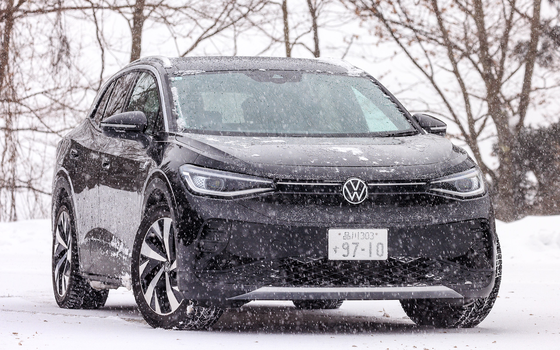 今回試乗したのは2023年モデルの「ID.4 Pro」（648万8000円）。ボディサイズは4585×1850×1640mm（全長×全幅×全高）、ホイールベースは2770mm、車両重量は2140kg。雪上試乗が主たる目的のため、タイヤはミシュラン「X-ICE SNOW SUV」（フロント：235/50R20、リア：255/45R20）をセット