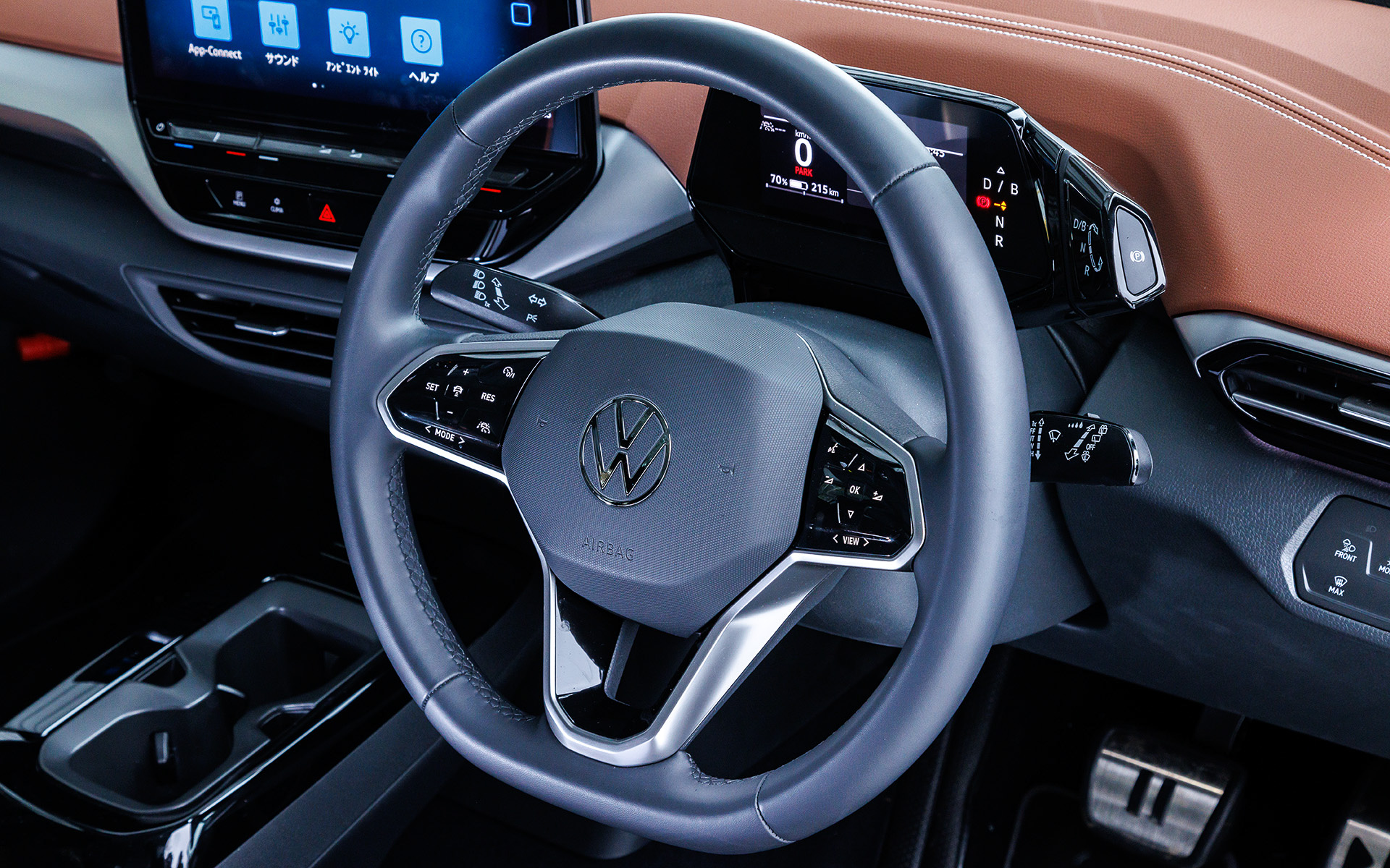 今回試乗したのは2023年モデルの「ID.4 Pro」（648万8000円）。ボディサイズは4585×1850×1640mm（全長×全幅×全高）、ホイールベースは2770mm、車両重量は2140kg。雪上試乗が主たる目的のため、タイヤはミシュラン「X-ICE SNOW SUV」（フロント：235/50R20、リア：255/45R20）をセット