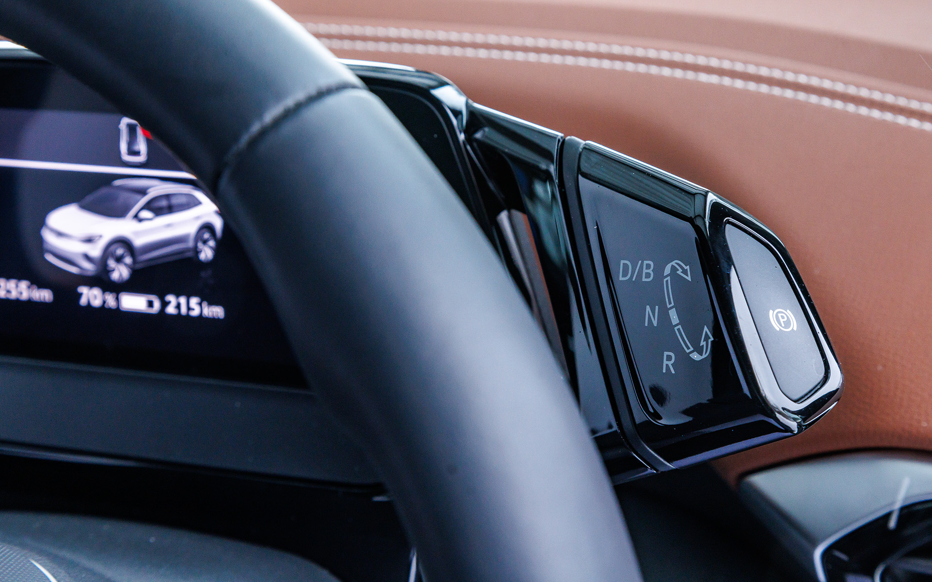 今回試乗したのは2023年モデルの「ID.4 Pro」（648万8000円）。ボディサイズは4585×1850×1640mm（全長×全幅×全高）、ホイールベースは2770mm、車両重量は2140kg。雪上試乗が主たる目的のため、タイヤはミシュラン「X-ICE SNOW SUV」（フロント：235/50R20、リア：255/45R20）をセット