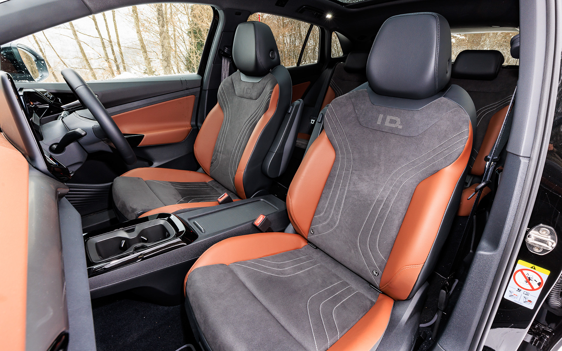 今回試乗したのは2023年モデルの「ID.4 Pro」（648万8000円）。ボディサイズは4585×1850×1640mm（全長×全幅×全高）、ホイールベースは2770mm、車両重量は2140kg。雪上試乗が主たる目的のため、タイヤはミシュラン「X-ICE SNOW SUV」（フロント：235/50R20、リア：255/45R20）をセット