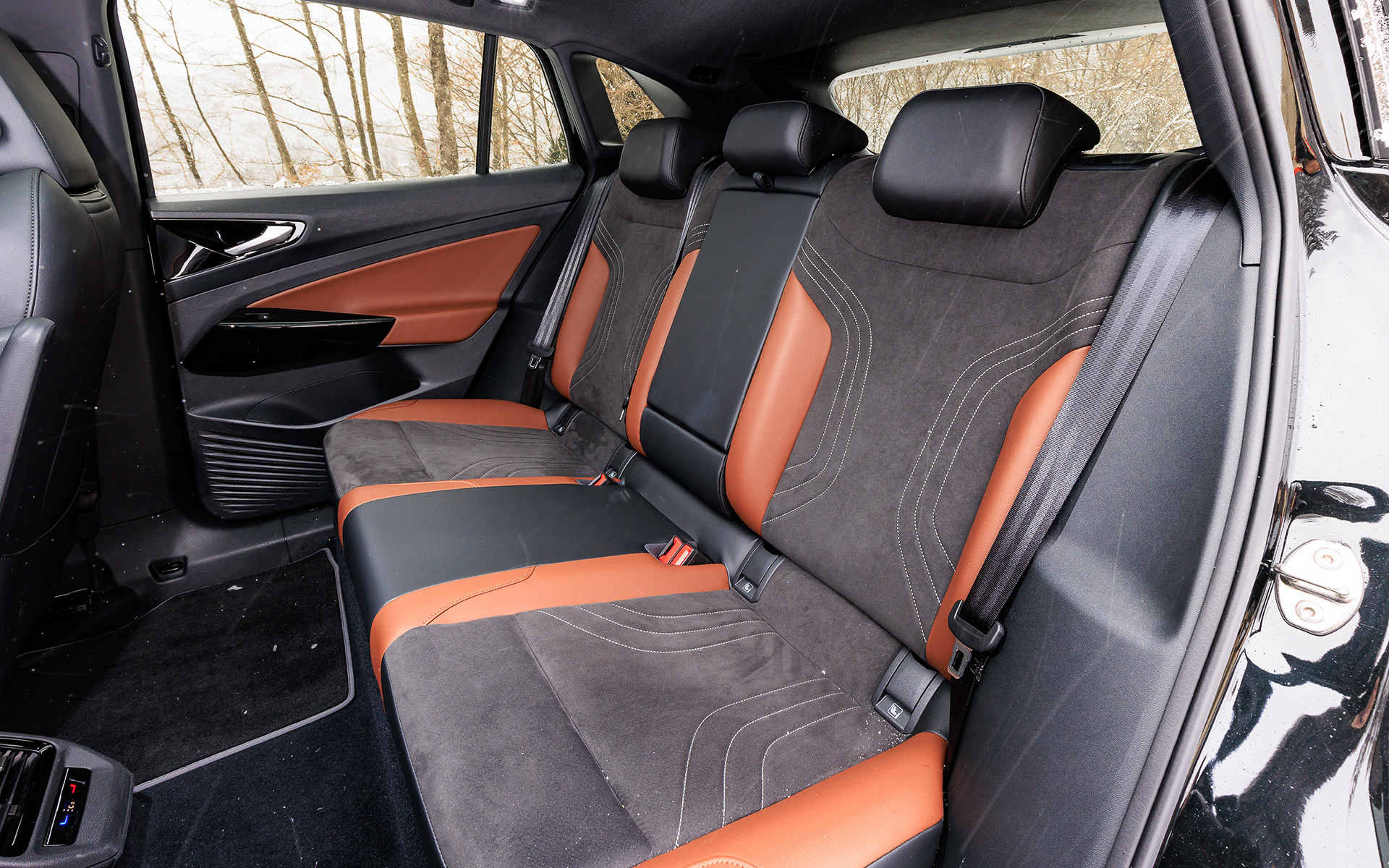 今回試乗したのは2023年モデルの「ID.4 Pro」（648万8000円）。ボディサイズは4585×1850×1640mm（全長×全幅×全高）、ホイールベースは2770mm、車両重量は2140kg。雪上試乗が主たる目的のため、タイヤはミシュラン「X-ICE SNOW SUV」（フロント：235/50R20、リア：255/45R20）をセット