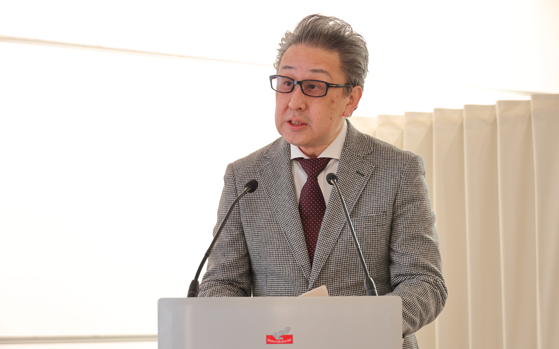 リニューアルを指揮し、内覧会での解説も務めたホンダコレクションホールリニューアルプロジェクト責任者 朝日嘉徳氏