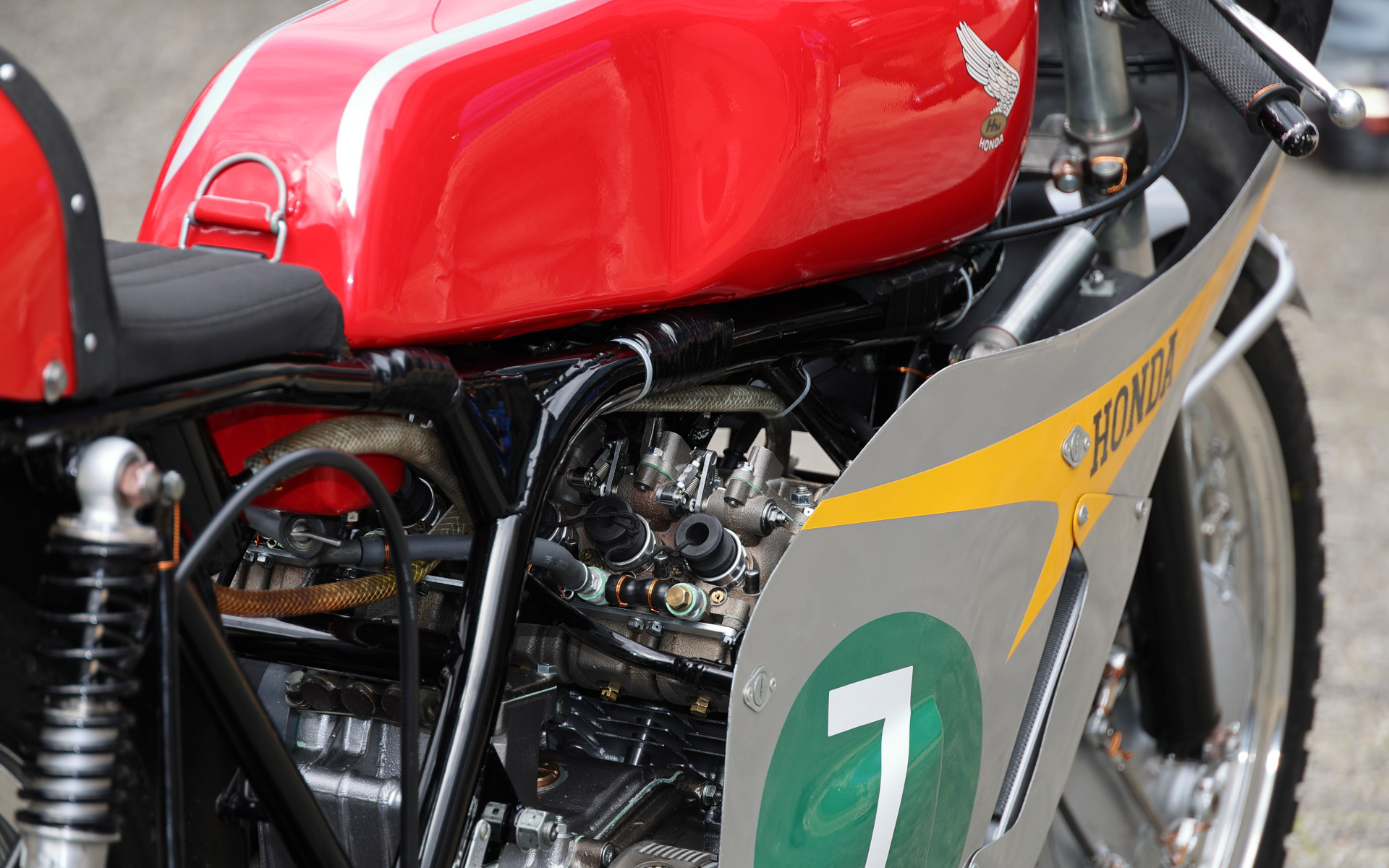 空冷4サイクル並列6気筒DOHC4バルブエンジンがこの角度だと良く見える。