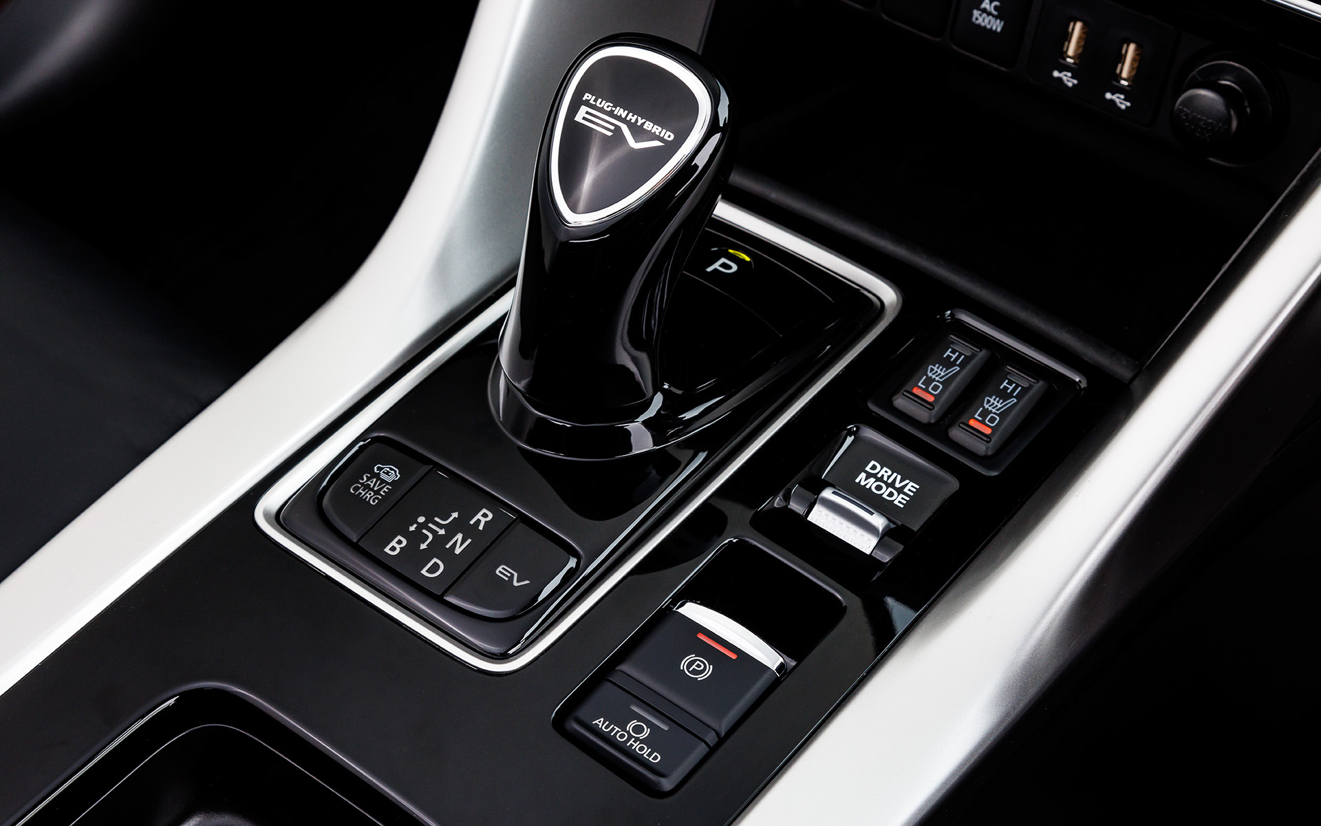 ブラックを基調色としたPグレードのインテリア。メーカーオプションの本革シートを装備するほかエレクトリックテールゲート（ハンズフリー・停止位置メモリー機能付）を標準装備し、荷物の積み下ろしの際の利便性を向上。また、リアシートにシートヒーターを標準化するとともに、後席充電用USBポートを新採用するなど快適性も向上させている