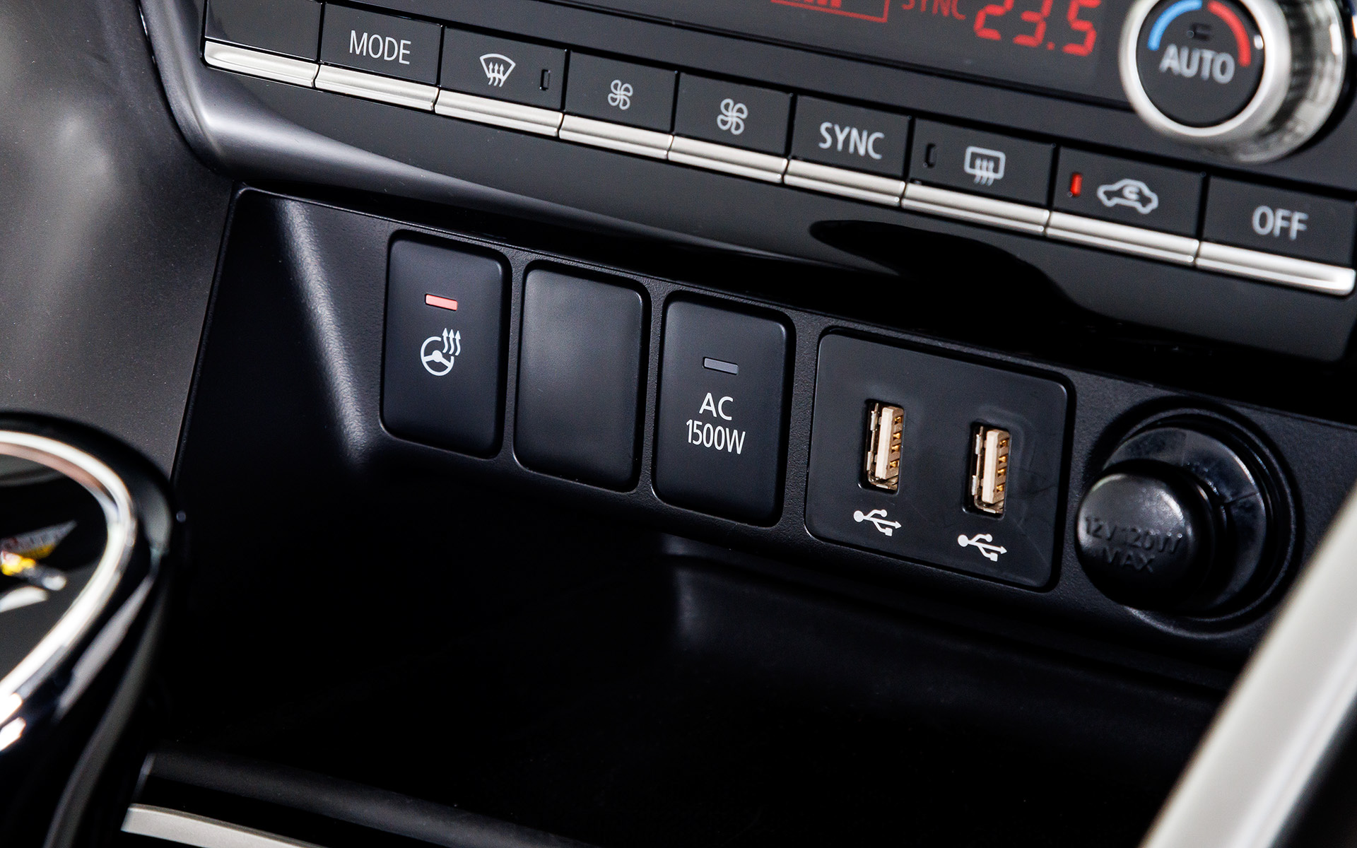 ブラックを基調色としたPグレードのインテリア。メーカーオプションの本革シートを装備するほかエレクトリックテールゲート（ハンズフリー・停止位置メモリー機能付）を標準装備し、荷物の積み下ろしの際の利便性を向上。また、リアシートにシートヒーターを標準化するとともに、後席充電用USBポートを新採用するなど快適性も向上させている