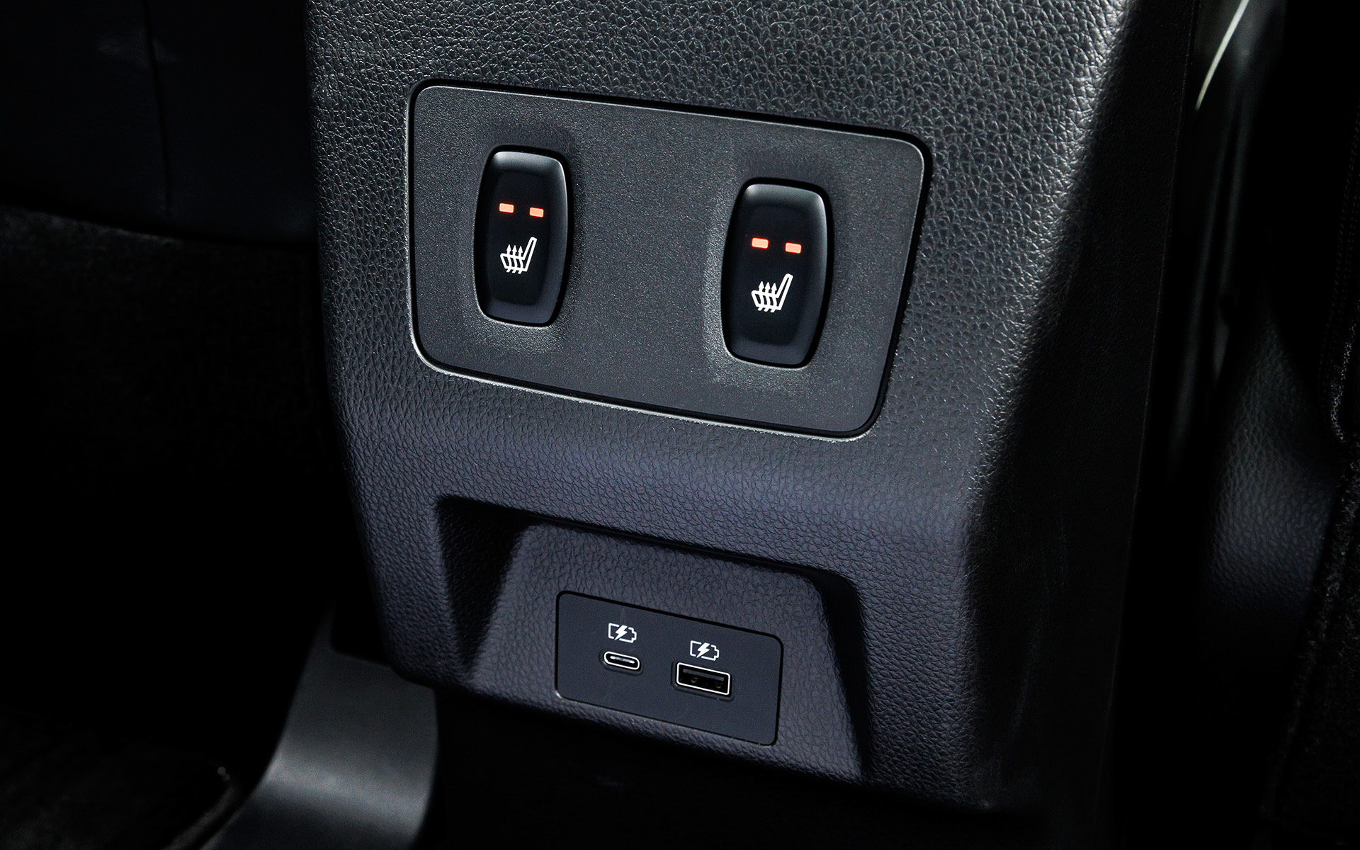 ブラックを基調色としたPグレードのインテリア。メーカーオプションの本革シートを装備するほかエレクトリックテールゲート（ハンズフリー・停止位置メモリー機能付）を標準装備し、荷物の積み下ろしの際の利便性を向上。また、リアシートにシートヒーターを標準化するとともに、後席充電用USBポートを新採用するなど快適性も向上させている