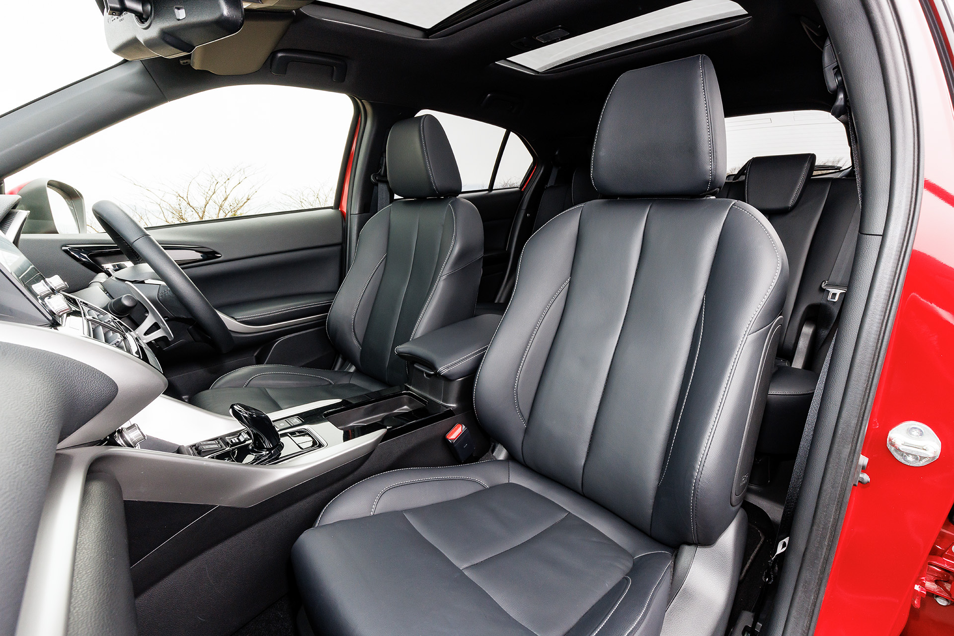 ブラックを基調色としたPグレードのインテリア。メーカーオプションの本革シートを装備するほかエレクトリックテールゲート（ハンズフリー・停止位置メモリー機能付）を標準装備し、荷物の積み下ろしの際の利便性を向上。また、リアシートにシートヒーターを標準化するとともに、後席充電用USBポートを新採用するなど快適性も向上させている