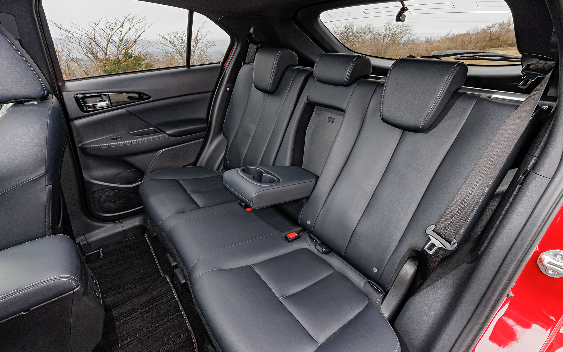 ブラックを基調色としたPグレードのインテリア。メーカーオプションの本革シートを装備するほかエレクトリックテールゲート（ハンズフリー・停止位置メモリー機能付）を標準装備し、荷物の積み下ろしの際の利便性を向上。また、リアシートにシートヒーターを標準化するとともに、後席充電用USBポートを新採用するなど快適性も向上させている