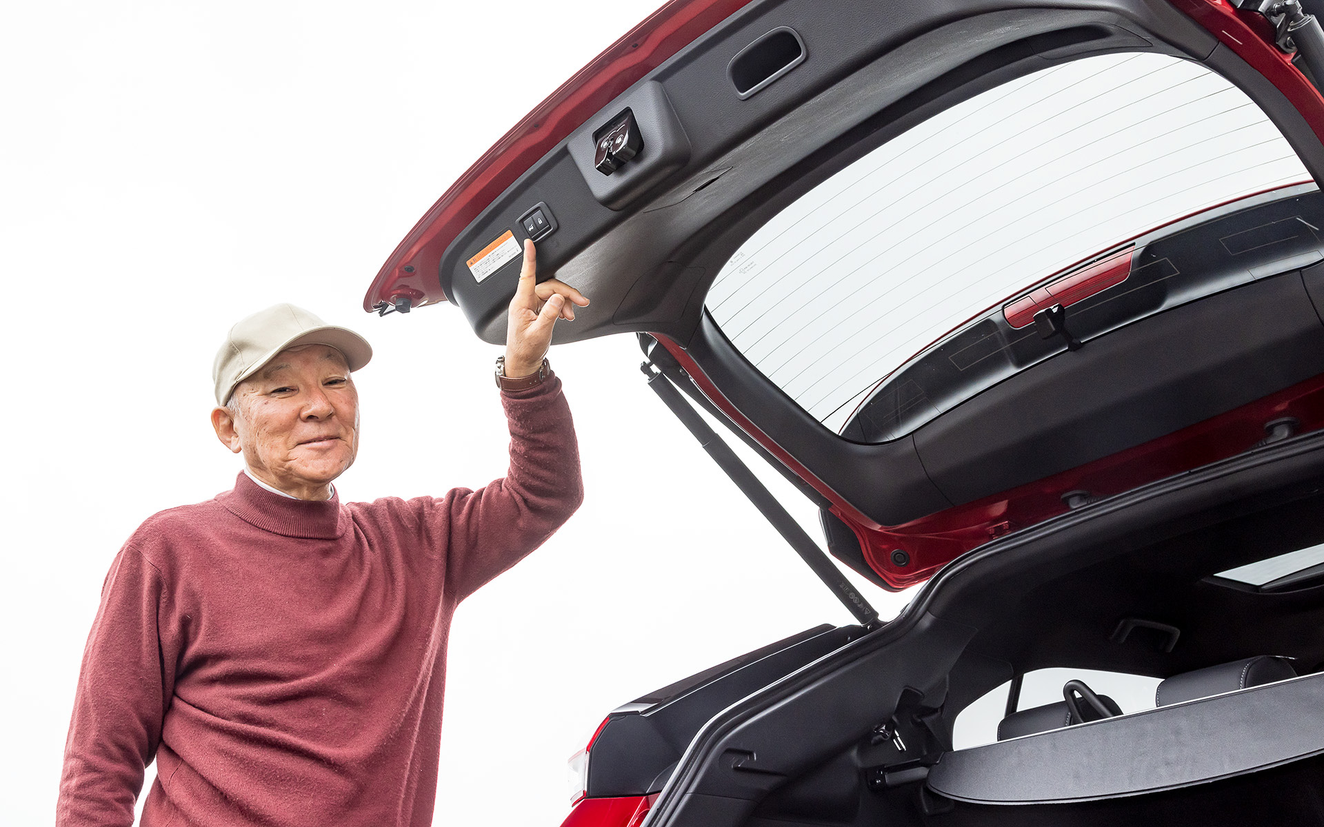 便利なエレクトリックテールゲートはつま先をリアバンパー下に出し入れするだけで開閉可能なハンズフリー機能や、ゲートが開く高さを任意に設定できる停止位置メモリー機能も搭載