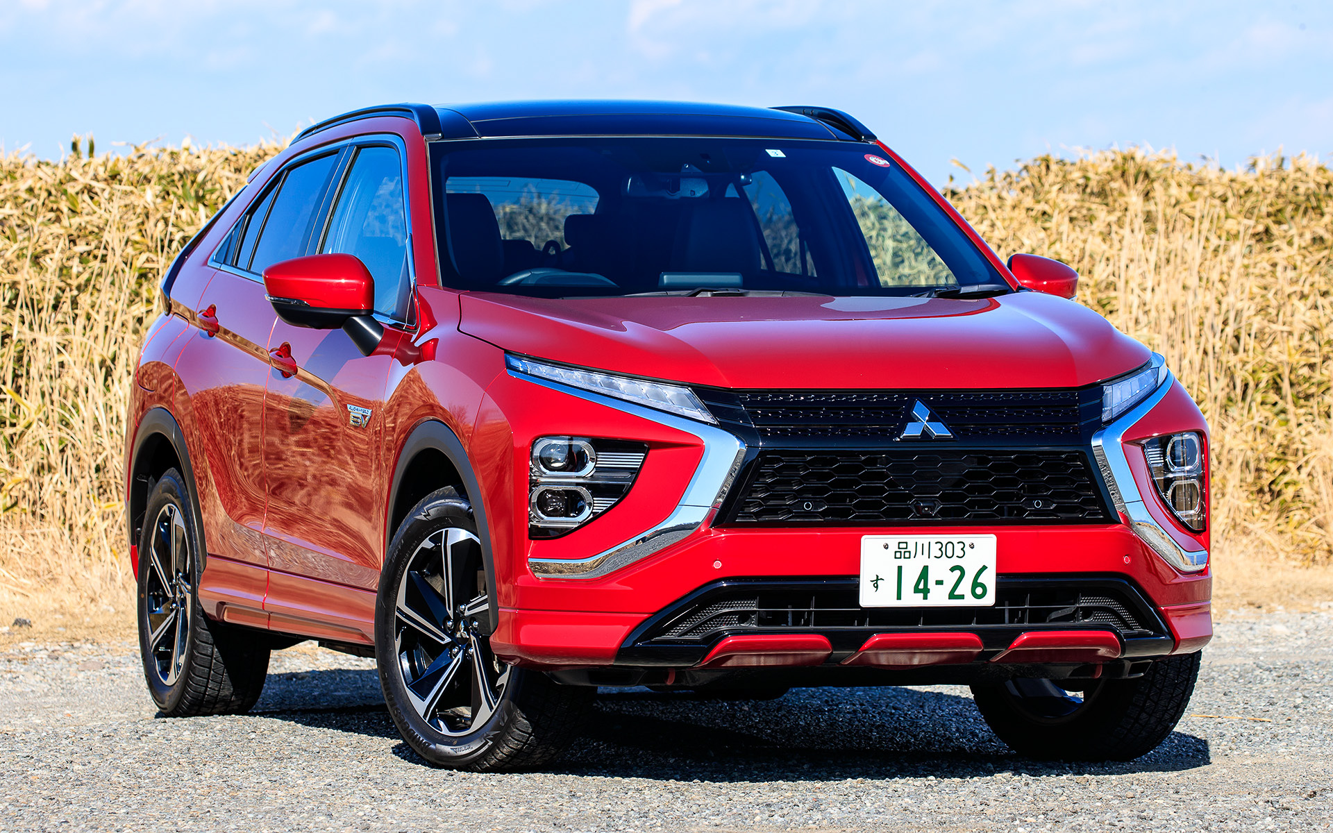 今回試乗したのはクロスオーバーSUV「エクリプス クロス」のPHEVモデル（グレードは「P」/465万800円［メーカー希望小売価格 消費税込み］）。エクリプス クロスは2020年に大幅改良を行ない、前後オーバーハングを140mm延長しつつフロントとリアのデザインを一新して上質感を高めながら洗練されたフォルムに仕上げた。ボディサイズは4545×1805×1685mm（全長×全幅×全高）、ホイールベースは2670mm。最低地上高は185mm、車両重量は1920kgとなっている