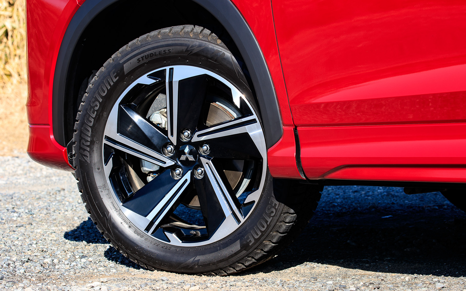 試乗車は18インチアルミホイールにブリヂストンのSUV用スタッドレスタイヤ「ブリザック DM-V3」（225/55R18）をセット