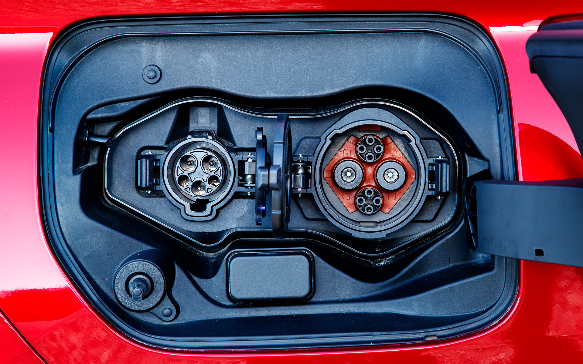 PHEVゆえ普通充電/急速充電が可能で、目安として普通充電（AC200V/15A）であれば約4.5時間で満充電となる。急速充電では最大出力電流が60A以上の場合、約25分で80％まで充電できる