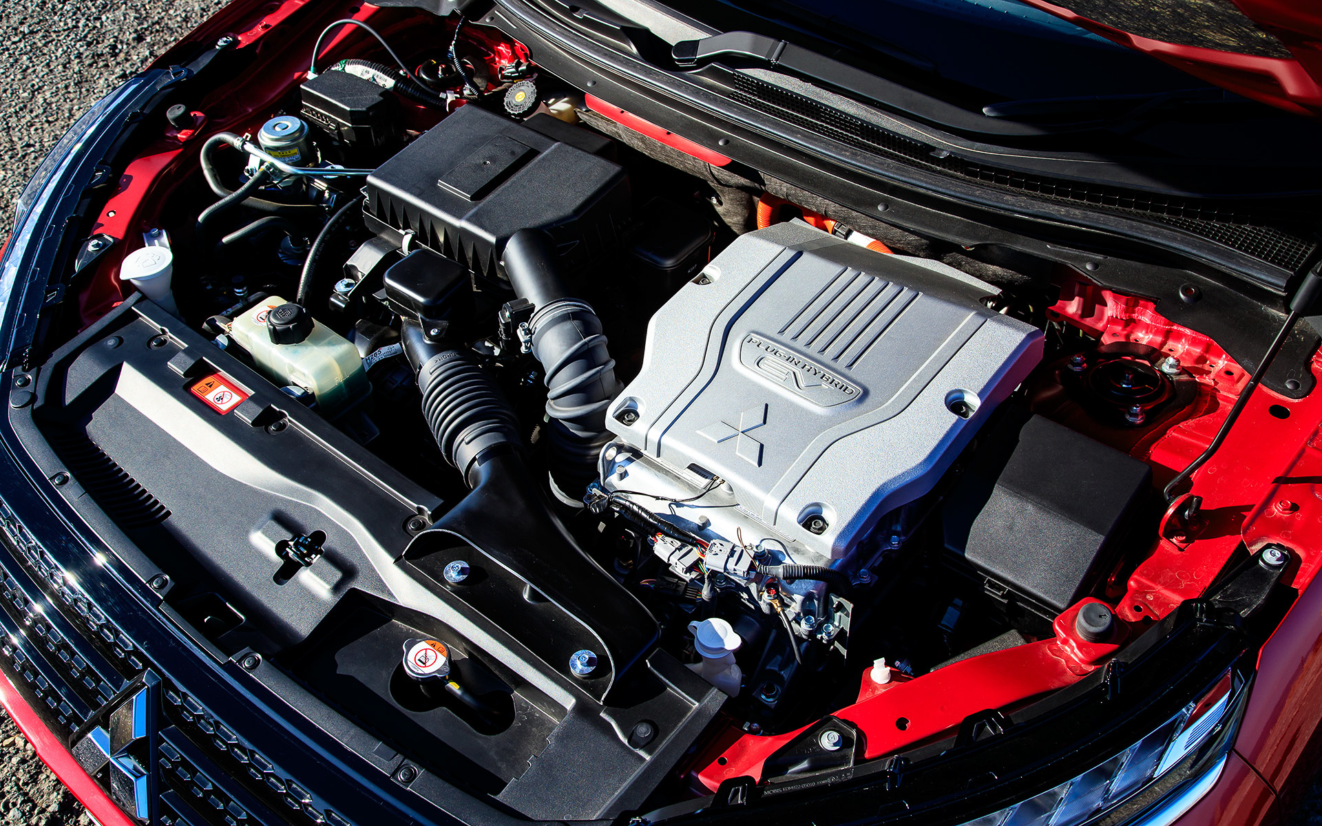 パワートレインは、前後1基ずつの高出力モーター（前：最高出力60kW［82PS］、最大トルク137Nm/後：最高出力70kW［95PS］、最大トルク195Nm）、直列4気筒DOHC 2.4リッターMIVECエンジン（最高出力94kW［128PS］/4500rpm、最大トルク199Nm/4500rpm）で構成するツインモーター4WD方式のPHEVシステムを搭載。駆動用バッテリは13.8kWhで、EV航続距離は57km（WLTCモード）とした