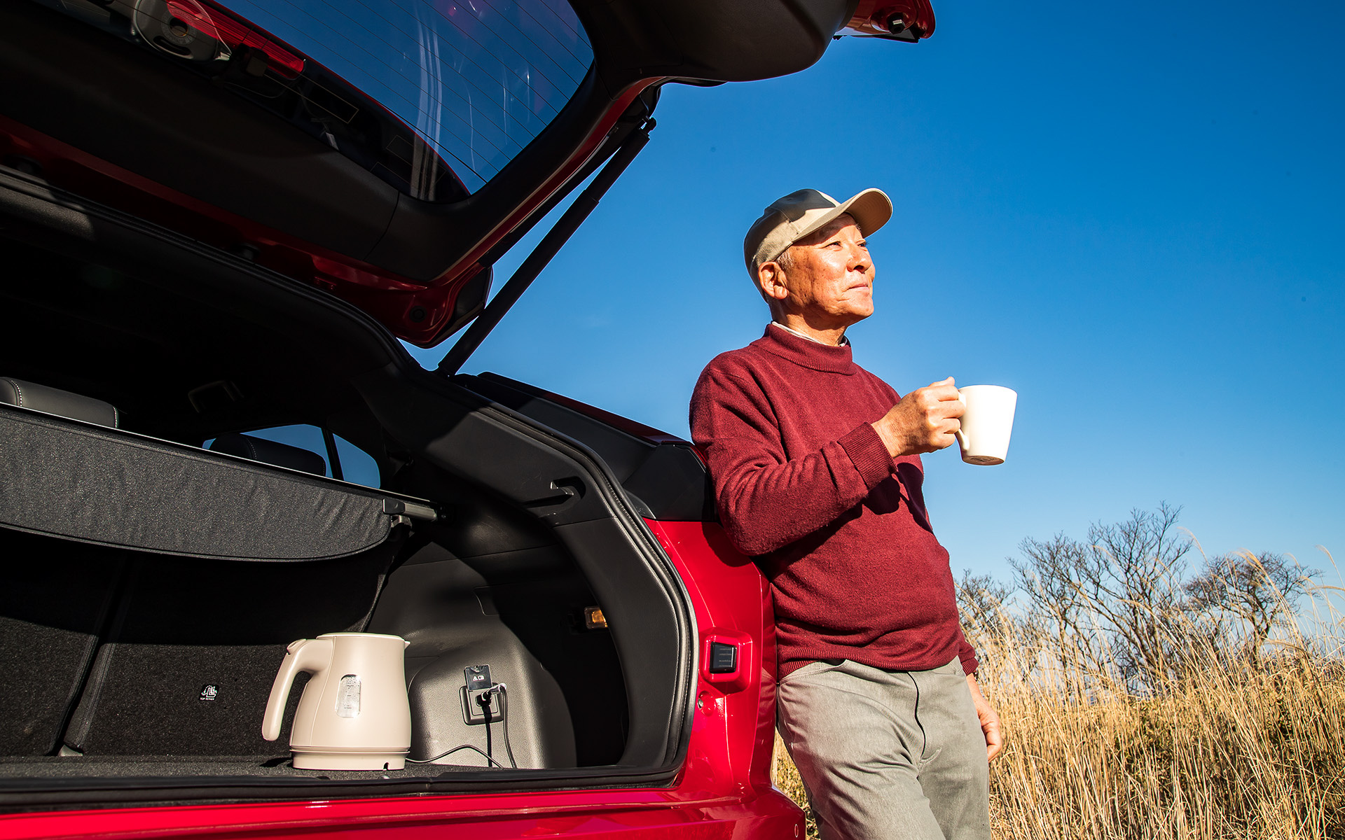 ワインディングを走行したあとは、車内に設置されるAC100V電源（最大1500W）を用いてお湯を沸かし、温かいコーヒーをいただく。撮影当日は風も強く、1日中寒かったのでとても重宝した機能だった