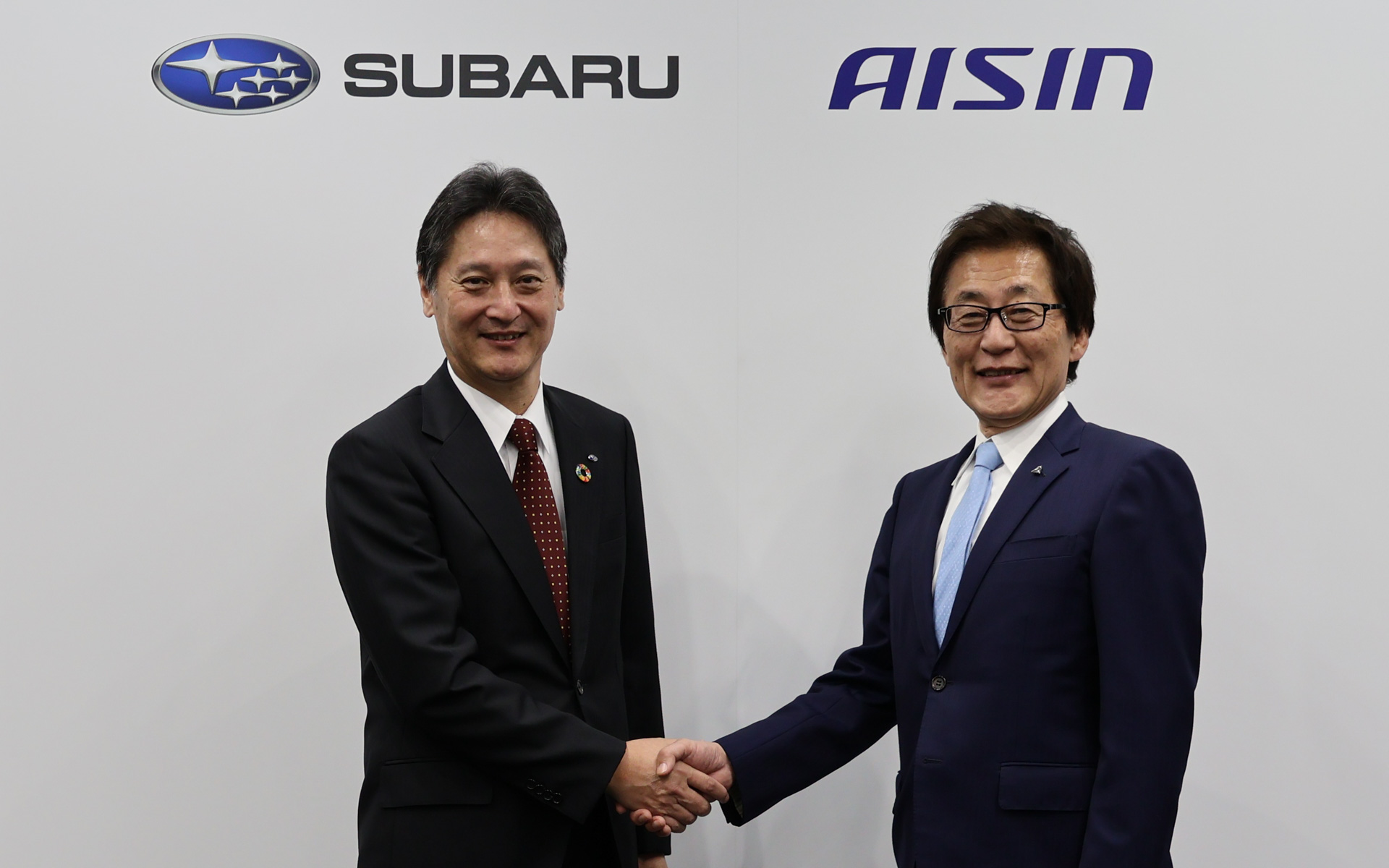 株式会社SUBARU 代表取締役社長 大崎篤氏（左）、株式会社アイシン取締役社長 吉田守孝氏（右）