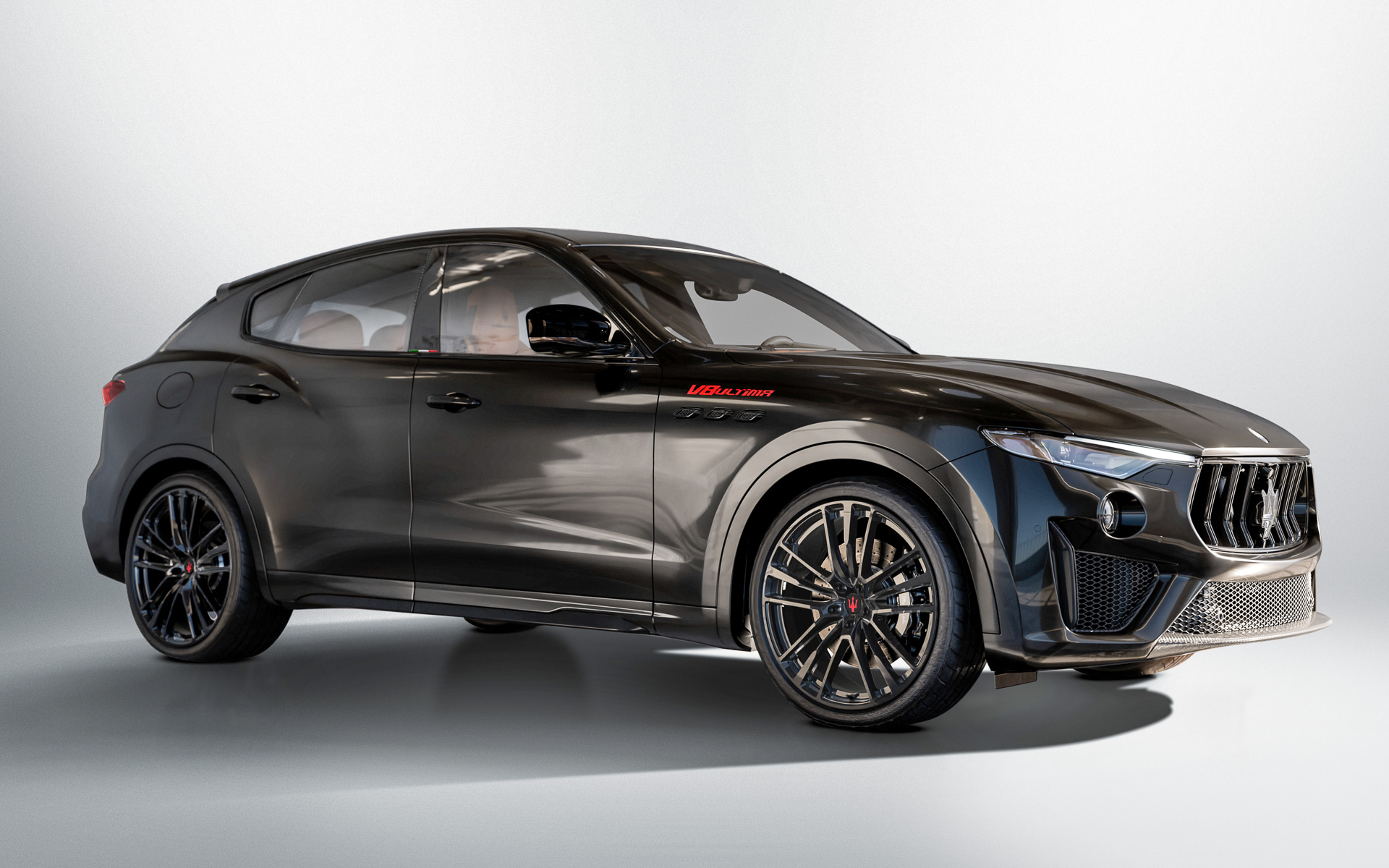 レヴァンテ V8 ウルティマ。ボディカラーは「ネロ・アッソルート」