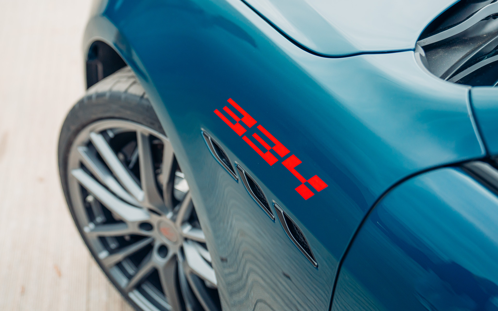 フェンダーには「ルビーノ・カラー」でペイントされた「334」のロゴが入る。334はギブリ 334ウルティマの最高速度を意味している