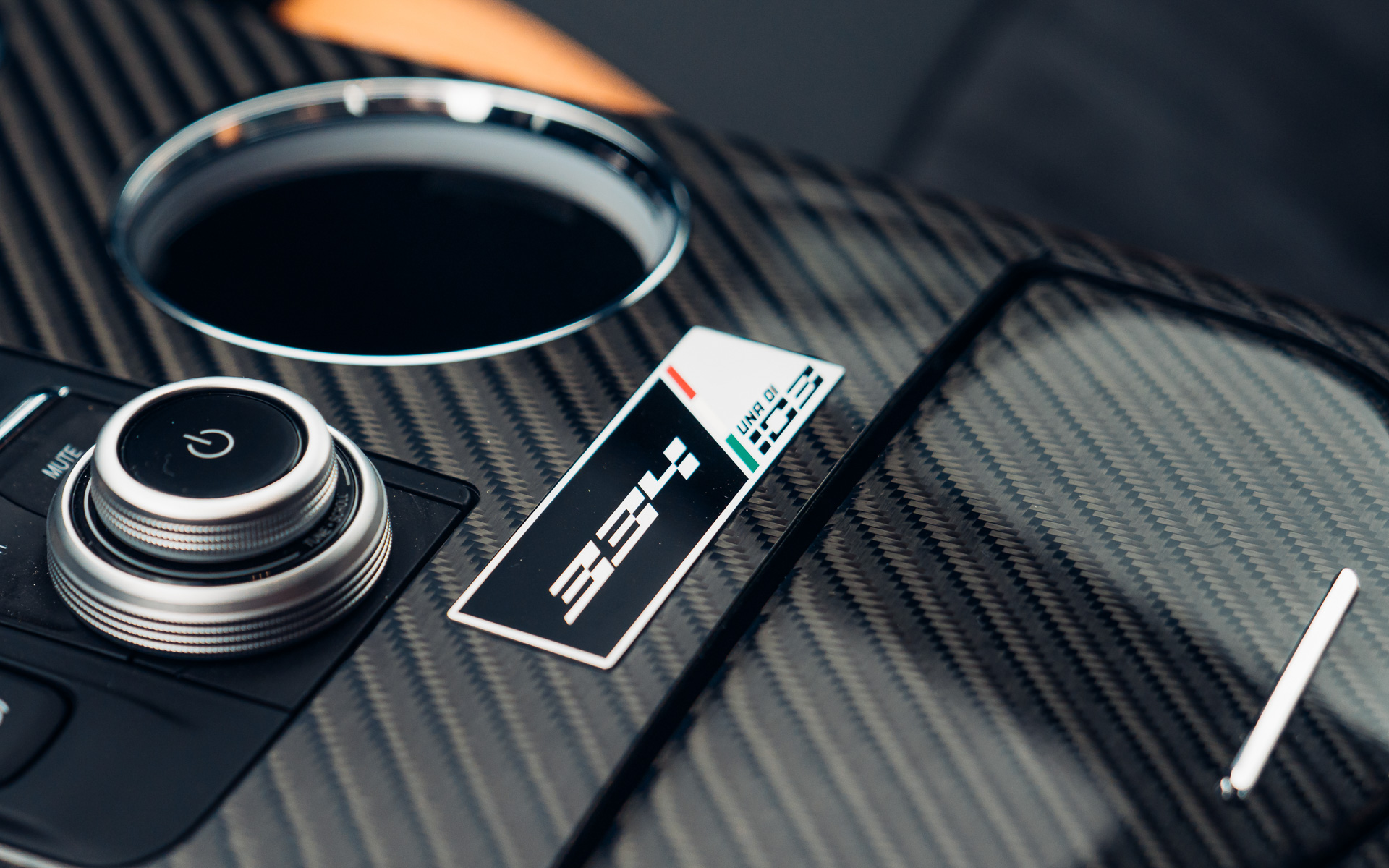 「334」と「una di 103（103台の1台）」が記されたプレート