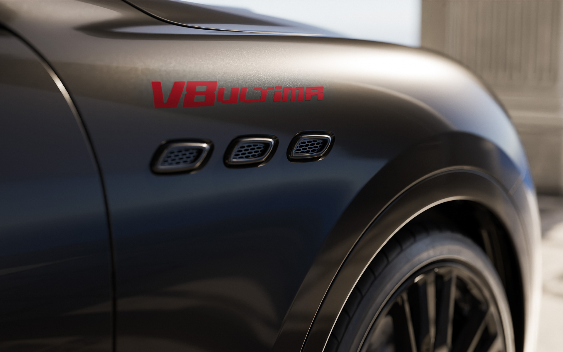 フェンダーにはルビーノ・カラーの「V8 Ultima」ロゴが配される