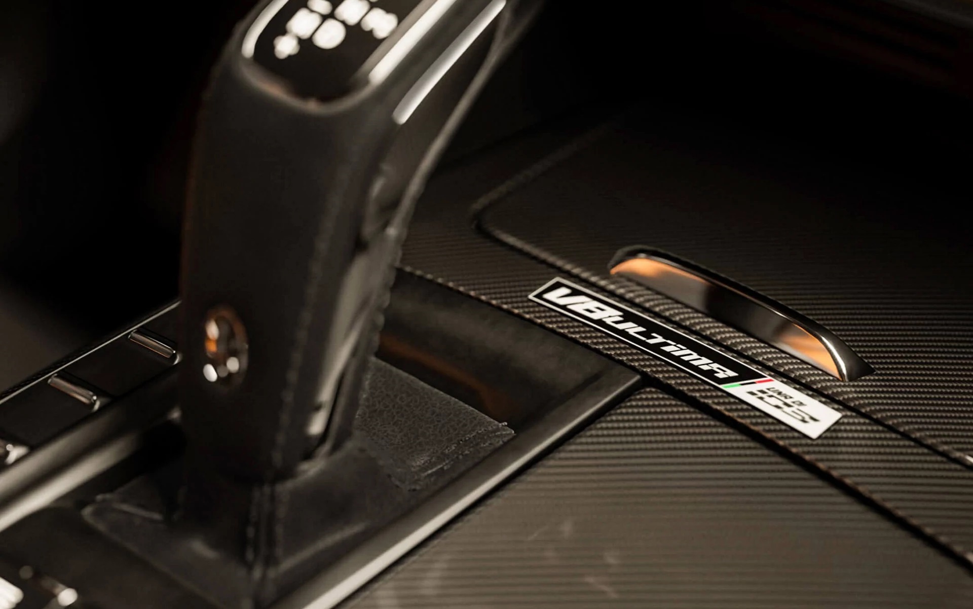 センターコンソールには限定車の証となる「una di 103」のバッヂが配される