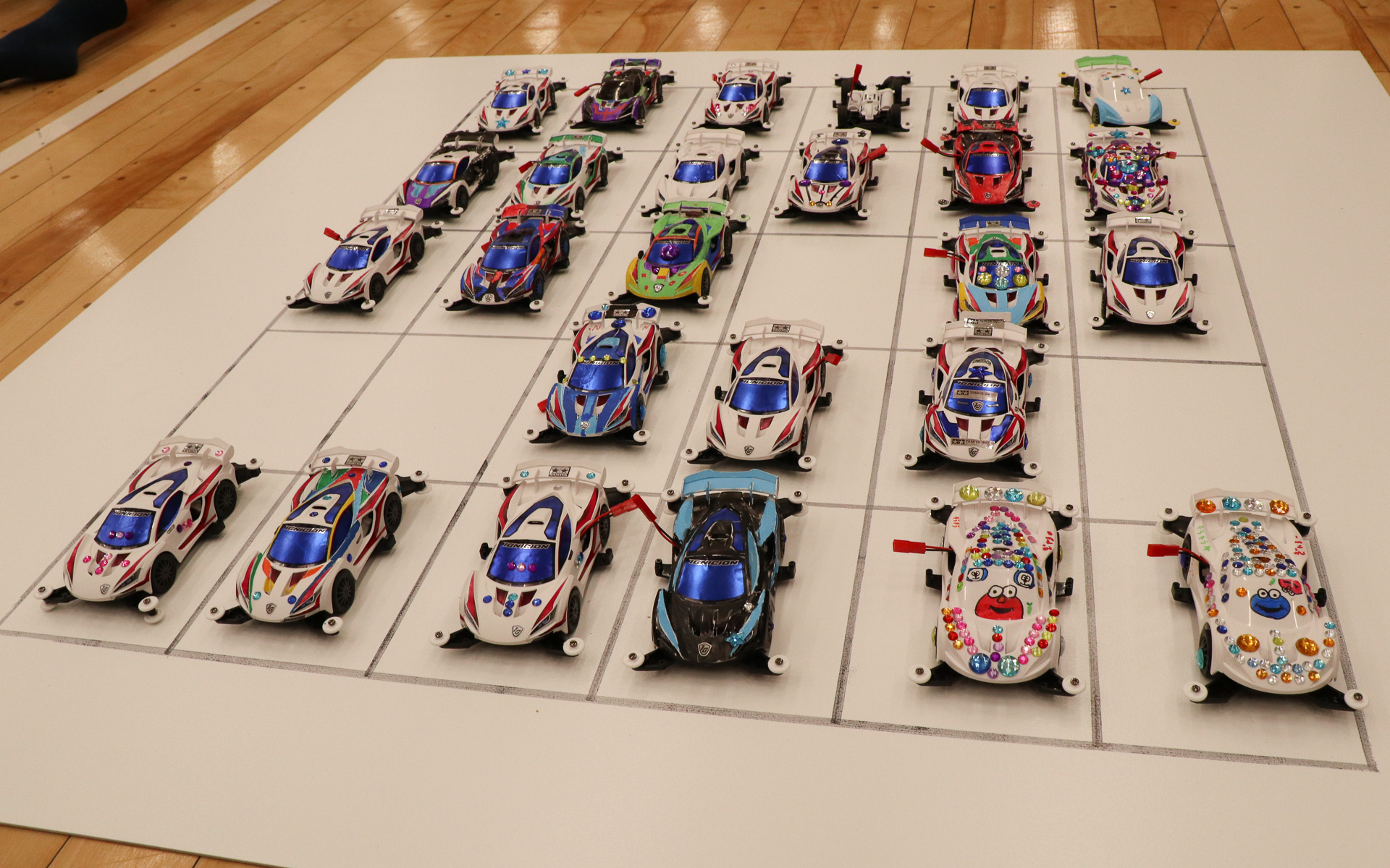 特別授業の初日に組み立てられたミニ四駆「イグニシオン（MAシャーシ）」。子供たちが色を塗ったりデコレーションしたりして“自分だけの1台”に仕上げている