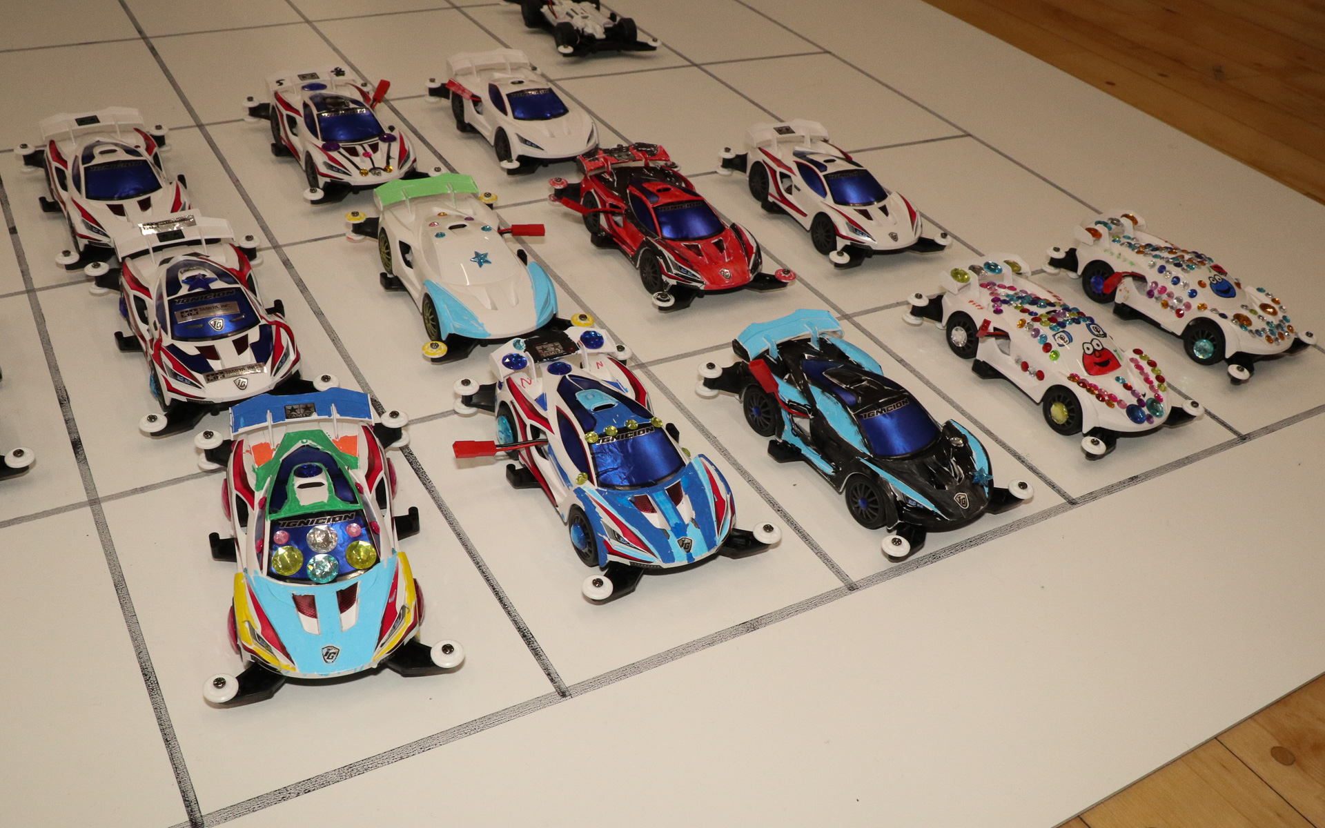 特別授業の初日に組み立てられたミニ四駆「イグニシオン（MAシャーシ）」。子供たちが色を塗ったりデコレーションしたりして“自分だけの1台”に仕上げている