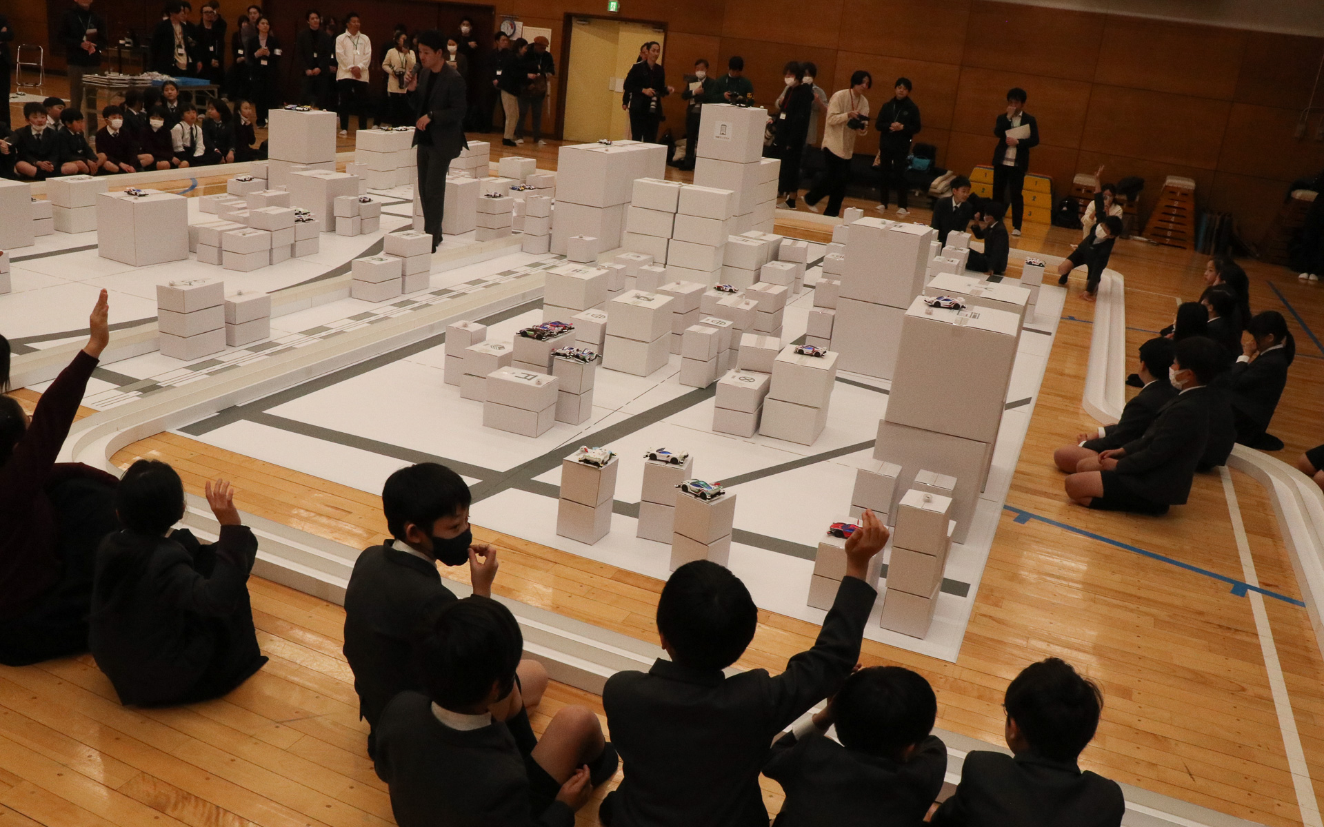 子供たちから「自分がその場所にミニ四駆を設置した理由」が説明された