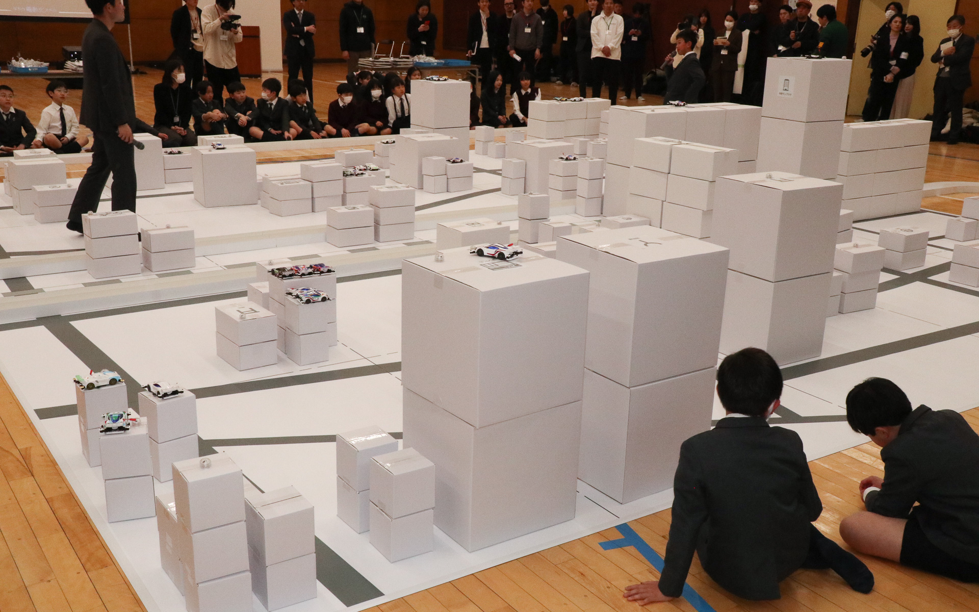 子供たちから「自分がその場所にミニ四駆を設置した理由」が説明された