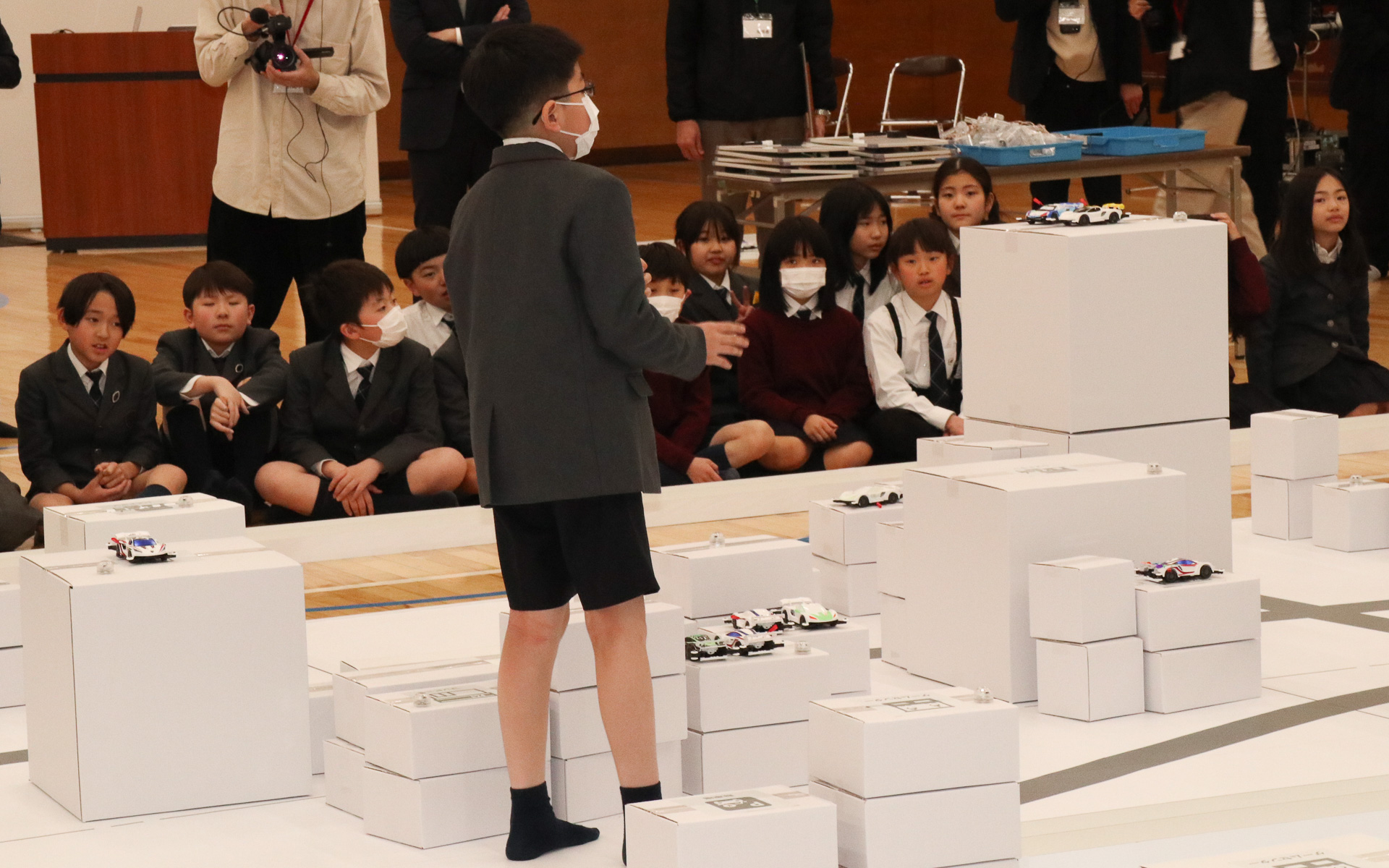 子供たちから「自分がその場所にミニ四駆を設置した理由」が説明された