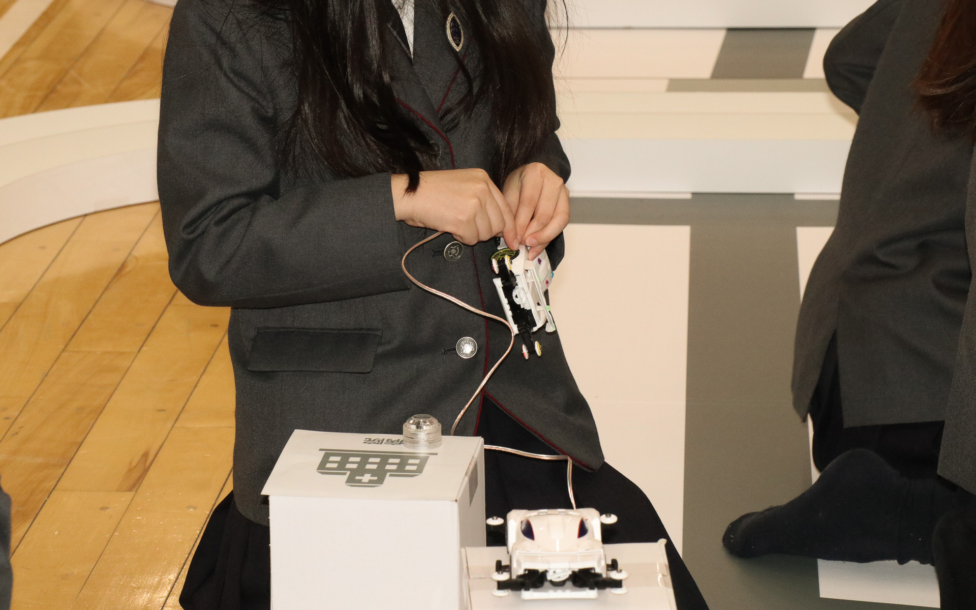 手回し発電機をミニ四駆に到着したバッテリに接続して充電を実施