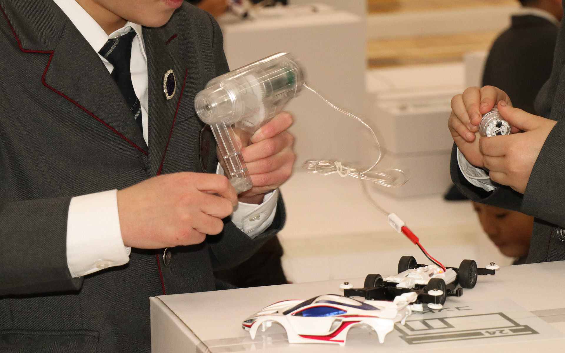 手回し発電機をミニ四駆に到着したバッテリに接続して充電を実施