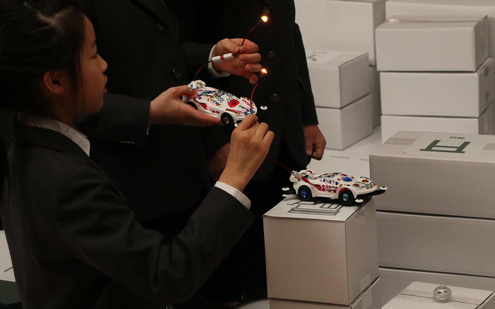 バッテリの接続先を豆電球に替え、自分たちが手回しで発電した電気で豆電球を光らせた