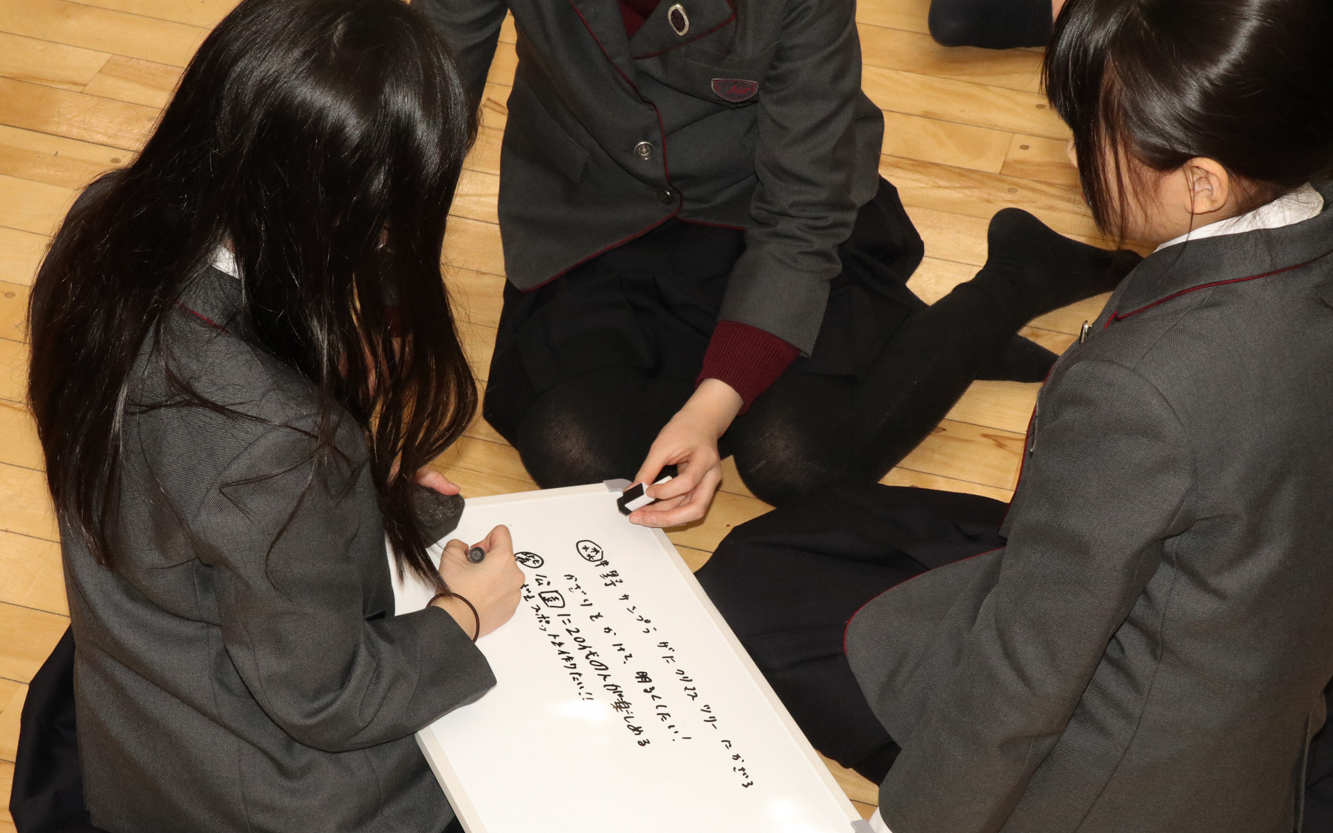 まずは3人1組のチームで作戦会議。小型のホワイトボードにアイデアを書き込んでコンセプトを決めていく