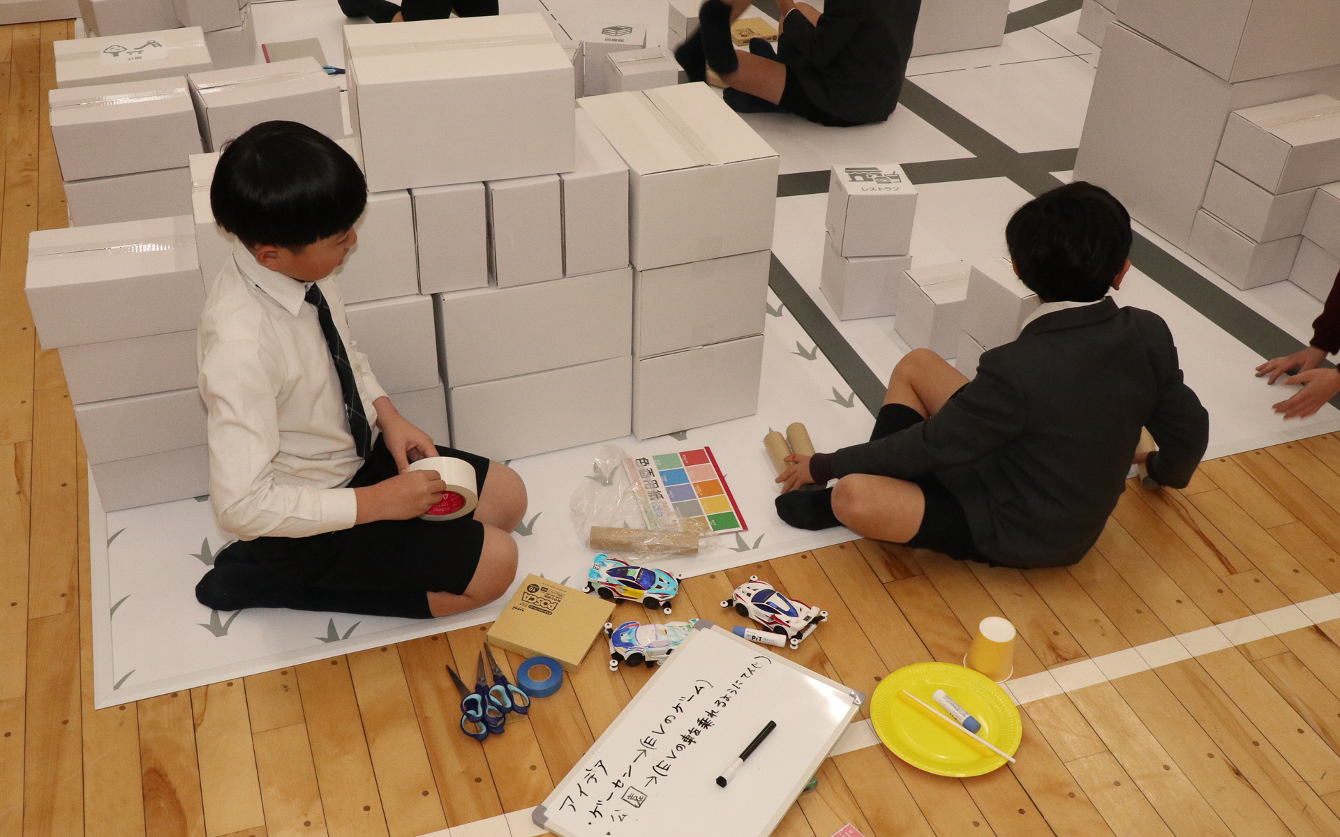 コンセプトが決まったら実際の製作タイム。用意された画用紙やペーパーリボン、ねんどなどを使ってアイデアを形にしていく