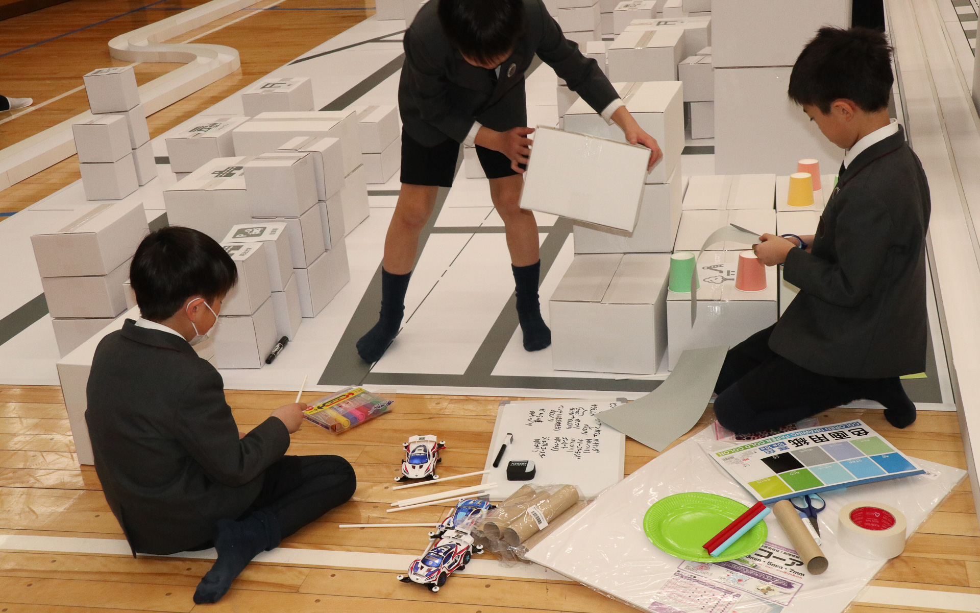 コンセプトが決まったら実際の製作タイム。用意された画用紙やペーパーリボン、ねんどなどを使ってアイデアを形にしていく