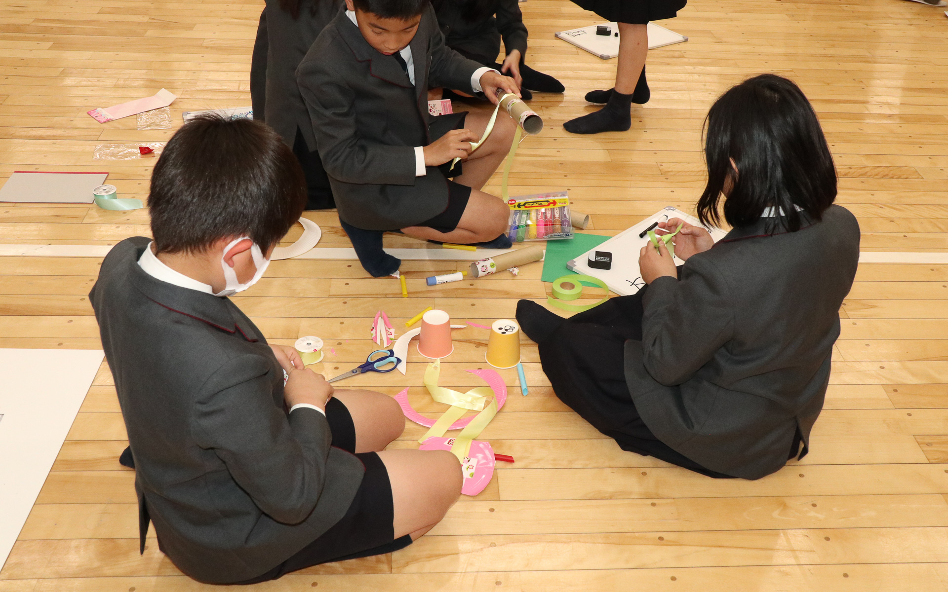 コンセプトが決まったら実際の製作タイム。用意された画用紙やペーパーリボン、ねんどなどを使ってアイデアを形にしていく