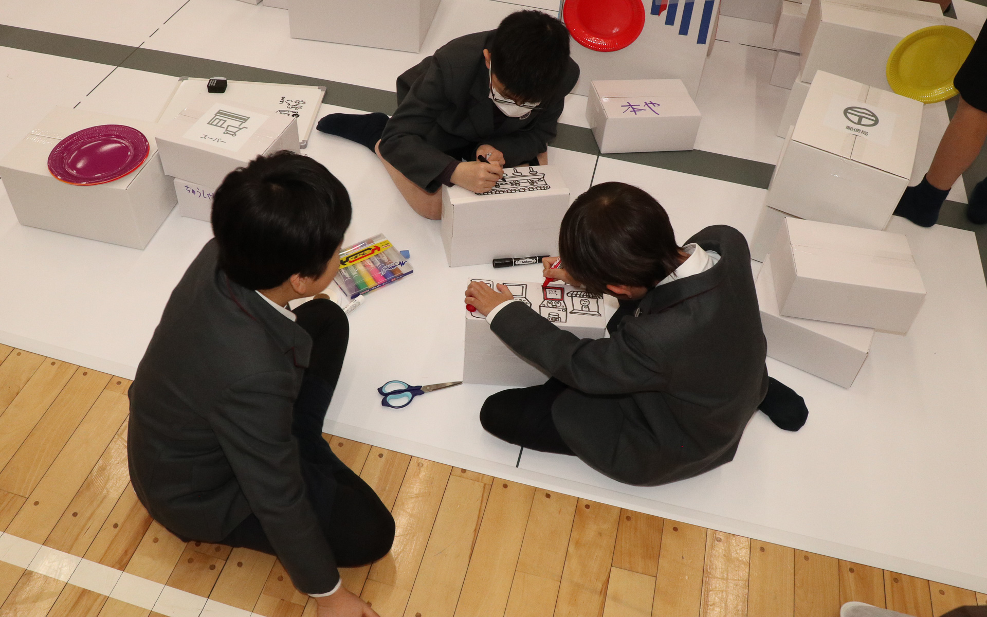 コンセプトが決まったら実際の製作タイム。用意された画用紙やペーパーリボン、ねんどなどを使ってアイデアを形にしていく