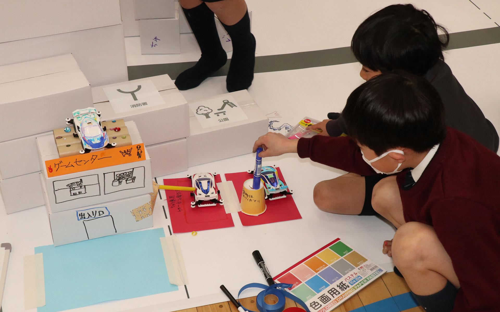 コンセプトが決まったら実際の製作タイム。用意された画用紙やペーパーリボン、ねんどなどを使ってアイデアを形にしていく